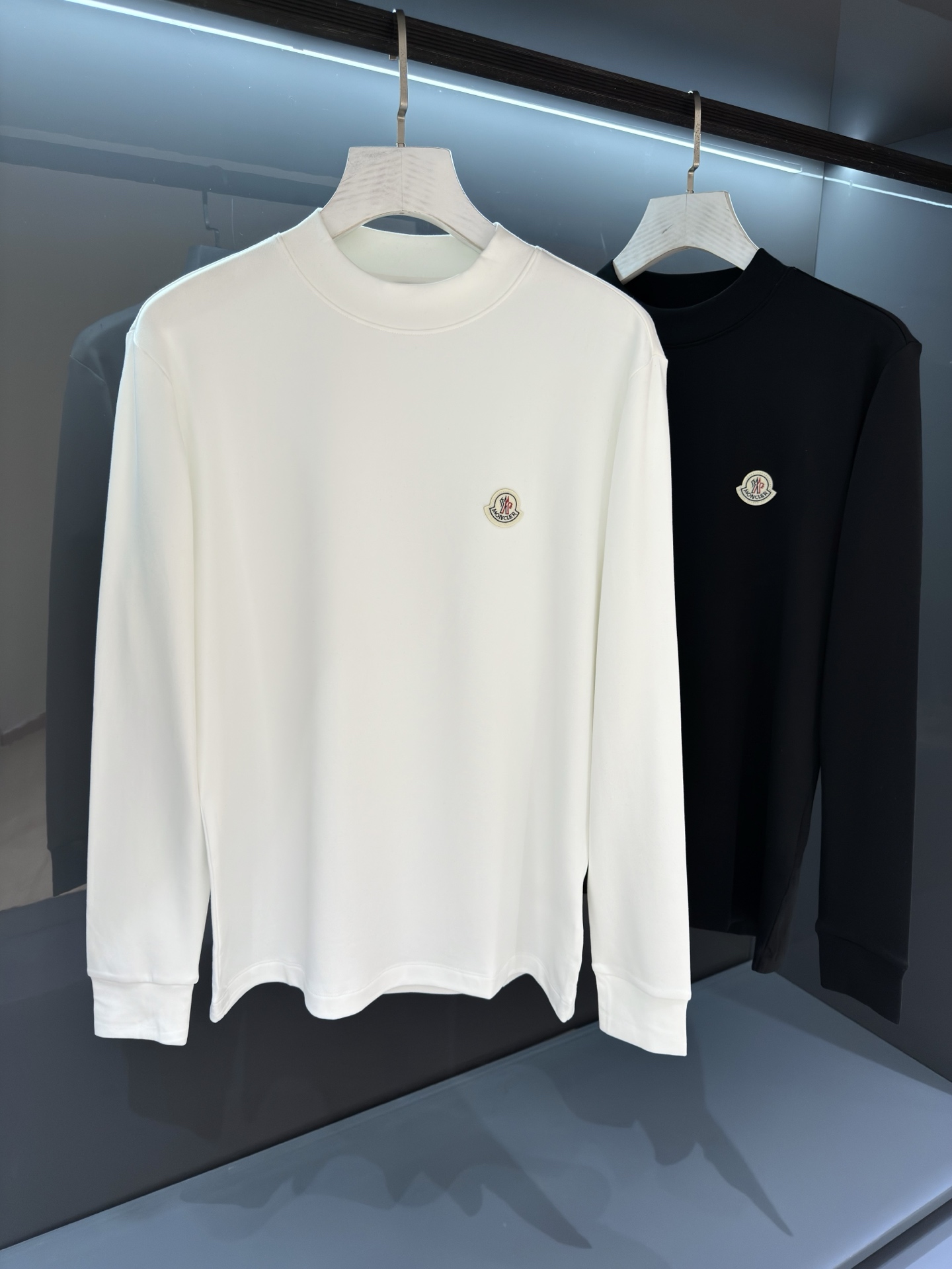 NO:597927,[New Product] Mon*cl*r/Mongolian 25SSSS Autumn and winter new product Men's velvet round neck long-sleeved T-shirt is a must-have for those who advocate leisure without losing style. The classic round neck design style allows you to wear the most formal clothing and still have the greatest fun! It is both business and leisure! It is designed with imported velvet cotton, breathable and sweat-wicking!  The information age has arrived, and everyone is working hard at the same time! You can see the truth without too much modification and analysis. The details pay attention to the quality process. Color: White/Black Size S/M/L/XL/2XL S Shoulder Width 43 Bust 98 Length 64 Sleeve Length 59, Tees, T-shirt, alexander wang19860909【新品】 Mon*cl*r/蒙系25SSSS 秋冬新品 男士加绒圆领长袖T恤 对于崇尚休闲而又不失风格的人来说更是必备款.经典圆领设计风格,使您穿最正式的服装依然能获得最大的乐趣!商务休闲两不误!  采用进口加绒棉设计,透气、排汗！信息化的时代已经来临,大家都在同时付出努力!无需过多修饰分析就能看出究竟.细节讲究品质工艺流程. 颜色: 白色/黑色 尺码S/M/L/XL/2XL S肩宽43胸围98衣长64袖长59,,tees，t-shirt,alexander wang,Men's clothing