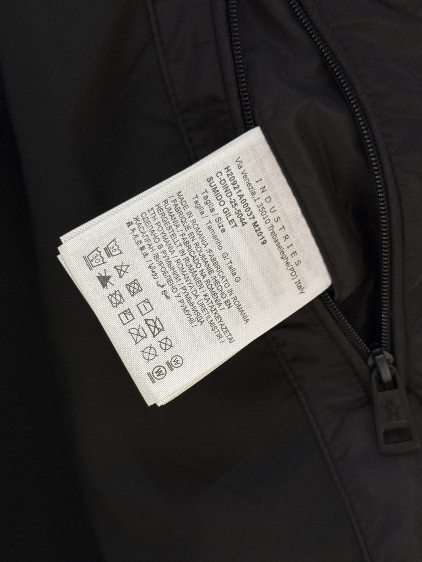 MON/羽皇高端复合抓绒夹克外套,贸易公司渠道货,高端品鉴臻品,顶级罗马尼亚产!整体的造型设计依然传承了