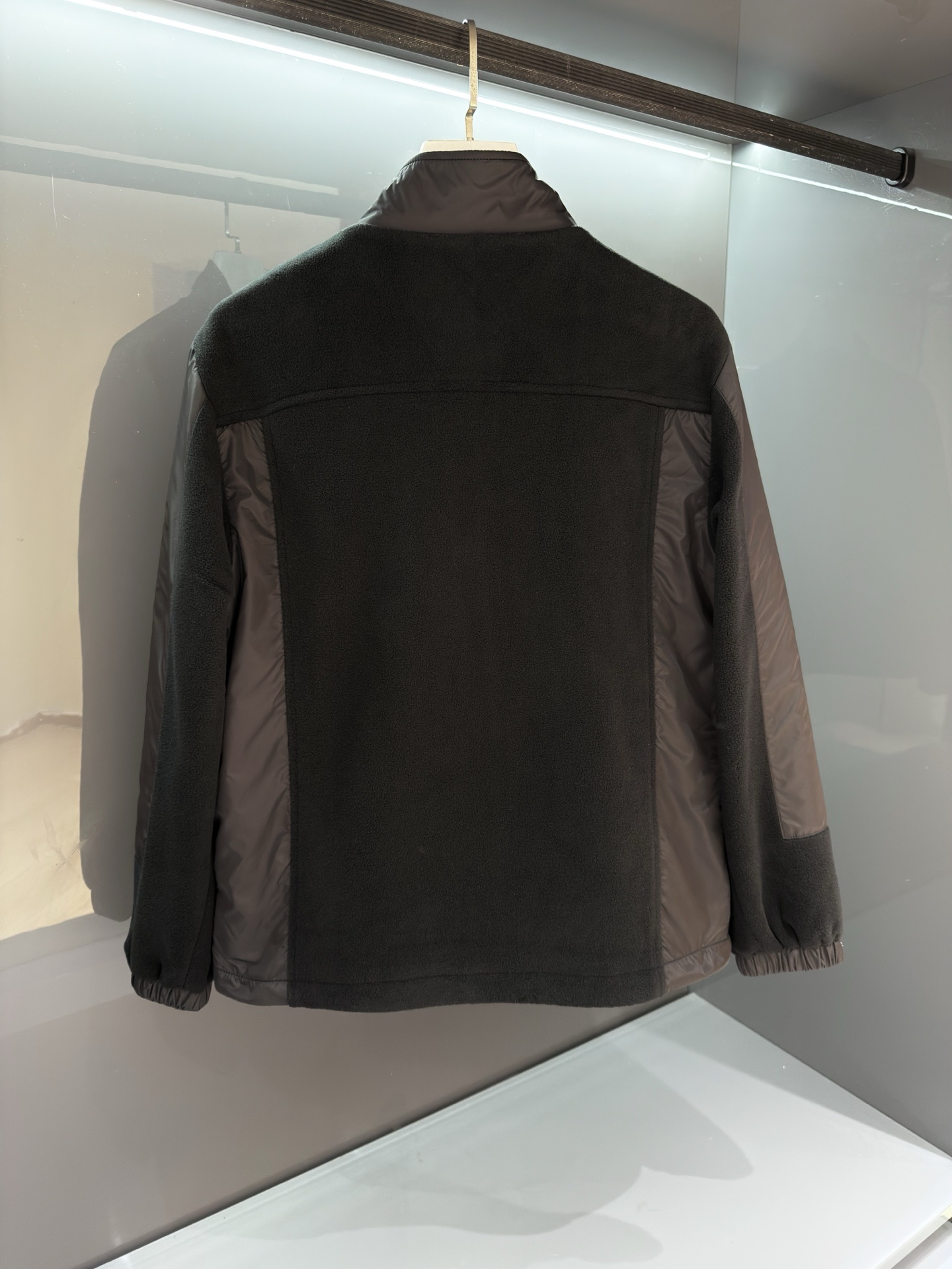 MON/羽皇高端复合抓绒夹克外套,贸易公司渠道货,高端品鉴臻品,顶级罗马尼亚产!整体的造型设计依然传承了