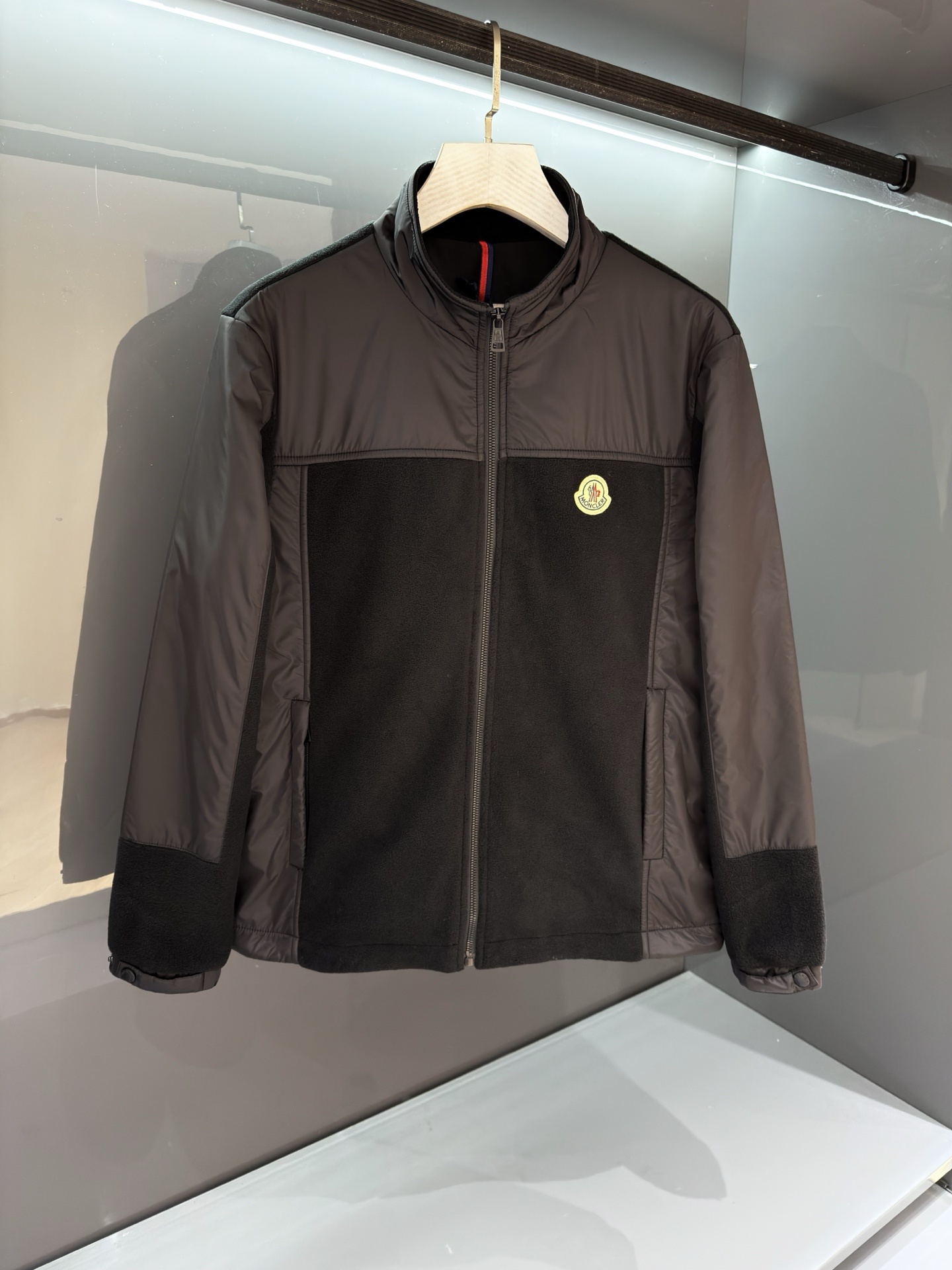 MON/羽皇高端复合抓绒夹克外套,贸易公司渠道货,高端品鉴臻品,顶级罗马尼亚产!整体的造型设计依然传承了