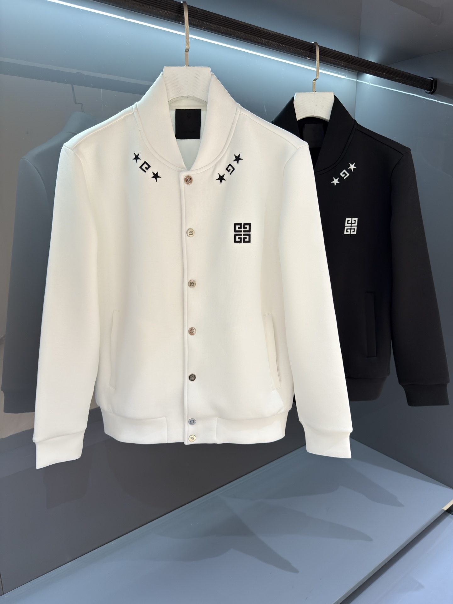 NO:597963,[New Product] Reinterprets the avant-garde fashion style. Channel boutique.. 2025 Autumn and Winter Giv Cardigan Sweater has superb fashion charm and unique artistic atmosphere.  The custom-made high-weight cotton fabric is more moderate in softness and hardness. It is comfortable and breathable and is very suitable for spring and autumn. It is finely stitched and molded in one piece. It is anti-static and anti-dust, making it easier to take care of in daily life. The anti-wrinkle performance is also quite good. The tailor-made style of OS silhouette creates a trendy and fashionable style.  The fabrics are matched with excellent cutting technology to reflect the amazing elegance. The cuffs and hem are designed with precision knitted thread technology, which is tight, comfortable and unrestricted. The noble and elegant casual temperament is so willful... Color White/Black Size M-3XL M Shoulder Width 44 Bust 106 Length 67 Sleeve Length 61,, hoodie, sweatshirts, alexander wang19860909【新品】 重新诠释了前卫时尚的风范.渠道精品..2025秋冬Giv 开衫卫衣 高超的时尚魅力风范,特立独行的艺术气息. 客供定制面料高克重棉面料,软硬更为适中,舒适透气性非常适合春秋季节着穿.精细一体缝制塑造成型.抗静电抗粘灰日常更易打理.抗皱性能也是相当不错的.OS廓形量裁的风格缔造潮流时尚的风范. 面料搭配优异的裁剪工艺体现惊人的优雅贵气.袖口及底摆运用精密针织螺纹工艺设计,紧致舒适无勒感.高贵典雅的休闲气质就是这么任性…… 颜色白色/黑色 尺码M-3XL M肩宽44胸围106衣长67袖长61,,hoodie,sweatshirts,alexander wang,Men's clothing