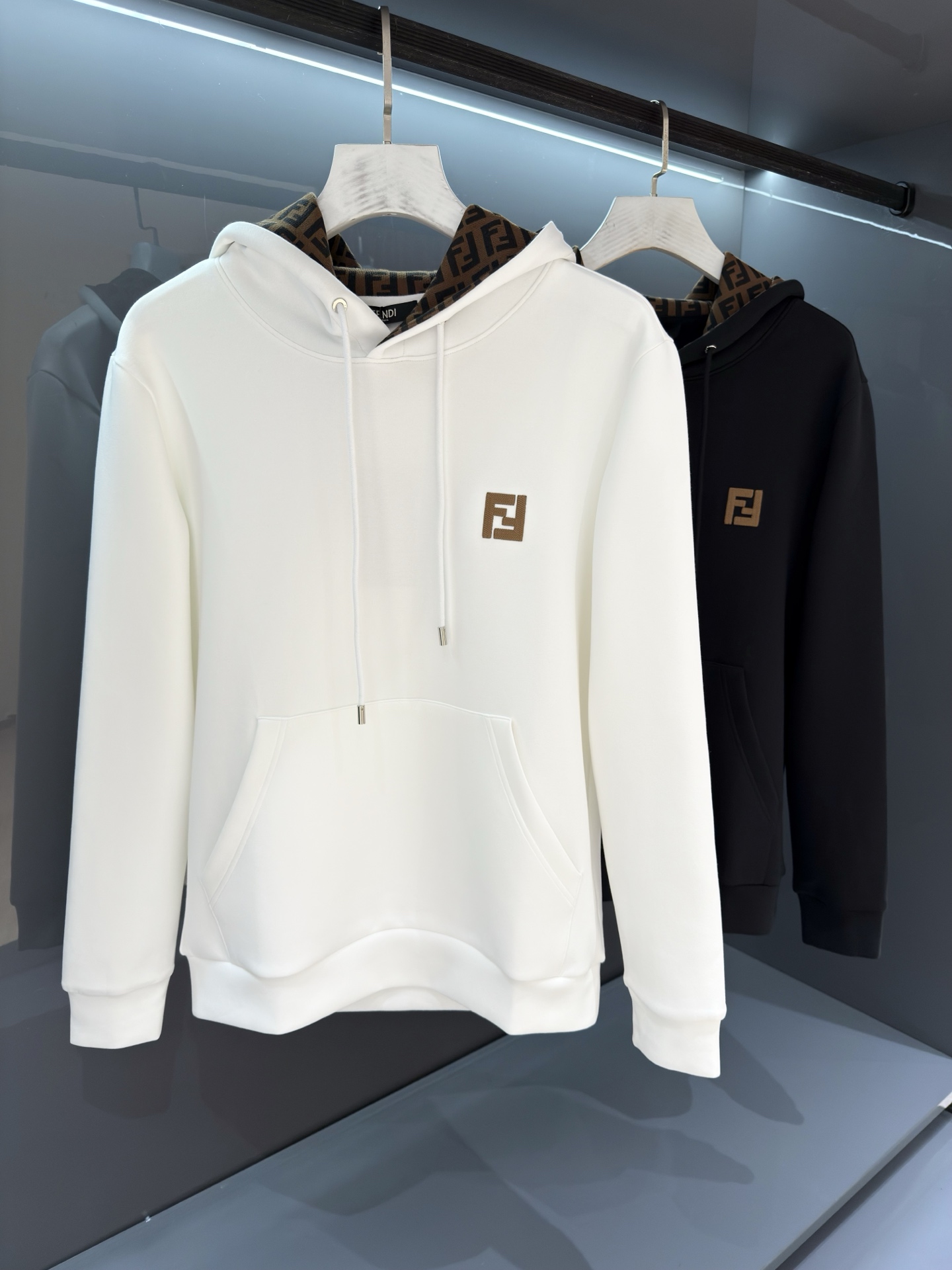 NO:645143,[New Product] Men's stylish FD sweatshirt with hood. Suitable for wearing alone or as an inner layer. Channel boutique. 2025 Autumn and Winter Fe*di logo hooded sweatshirt  Simple and streamlined proportional tailoring, fashionable and dynamic, showing youthful vitality. Made of custom-made knitted terry cotton, with a finer and richer texture than ordinary knitted cotton and terry cotton. The inside is as smooth, orderly and meticulous as scales. A versatile holy item for spring, autumn and winter. The FD Roma logo created by the new digital machine embroidery process has a thick texture, more even and beautiful colors, and a clear three-dimensional sense, showing laziness and youthful vitality.  Color White/Black Size S/M/L/XL S Shoulder Width 43 Bust 106 Clothing Length 66 Sleeve Length 61,,hoodie,sweatshirts,hats,alexander wang19860909【新品】 连帽男士时髦FD卫衣.单穿内搭皆适宜.渠道精品.2025秋冬Fe*di 标识连帽套头卫衣 简约精简的比例化裁剪,时尚动感彰显年轻活力.客供针织毛圈棉材质,细腻丰润的质感高于普通材质的针织棉及毛圈棉.内里如鳞甲般平整有序细致入微.春秋冬三季的百搭圣品.全新数械刺绣工艺打造的FD Roma标识,质感厚实,丝丝缕缕色泽更为均匀靓丽,棱角分明立体感十足彰显慵懒随性,年轻活力 颜色白色/黑色 尺码S/M/L/XL S肩宽43胸围106衣长66袖长61,,hoodie,sweatshirts,hats,alexander wang,Men's clothing