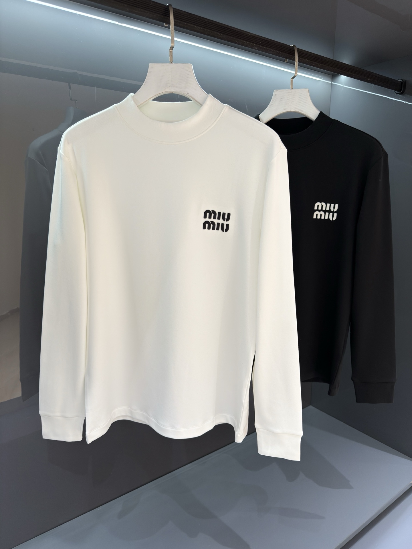 NO:597931,[New Products] 2025SS new autumn and winter products miu* men's round neck velvet bottoming shirt, long-sleeved T-shirt men's round neck shirt, on sale on the official website, a very popular item this year. Super breathable and moisture-absorbing effect, will not produce a stuffy feeling, soft and not easy to generate static electricity, which makes the cupro silk unique softness. Logo embellishment on the chest. Perfect net color effect, the chest is made of German brand imported machine embroidery LOGO, the whole is more energetic. Original counter cut!  Color White/Black Size S/M/L/XL/2XL S Shoulder width 43 Bust 98 Clothes length 65 Sleeve length 61,,miumiu,tees,t-shirt,alexander wang19860909【新品】 2025SS秋冬新品 miu*男士圆领加绒打底衫 长袖T恤男士圆领衫,官网在售款,今年十分火爆的一款单品.超强的透气吸湿效果,不会产生闷热感,柔软而不易产生静电的特性使铜氨丝具有独特的柔软度.胸口LOgo点缀.完美净色效果,胸前采用德国品牌进口机刺绣LOGO而成,整体更具活力.专柜原版剪裁！ 颜色白色/黑色 尺码S/M/L/XL/2XL S肩宽43胸围98衣长65袖长61,,miumiu,tees，t-shirt,alexander wang,Men's clothing