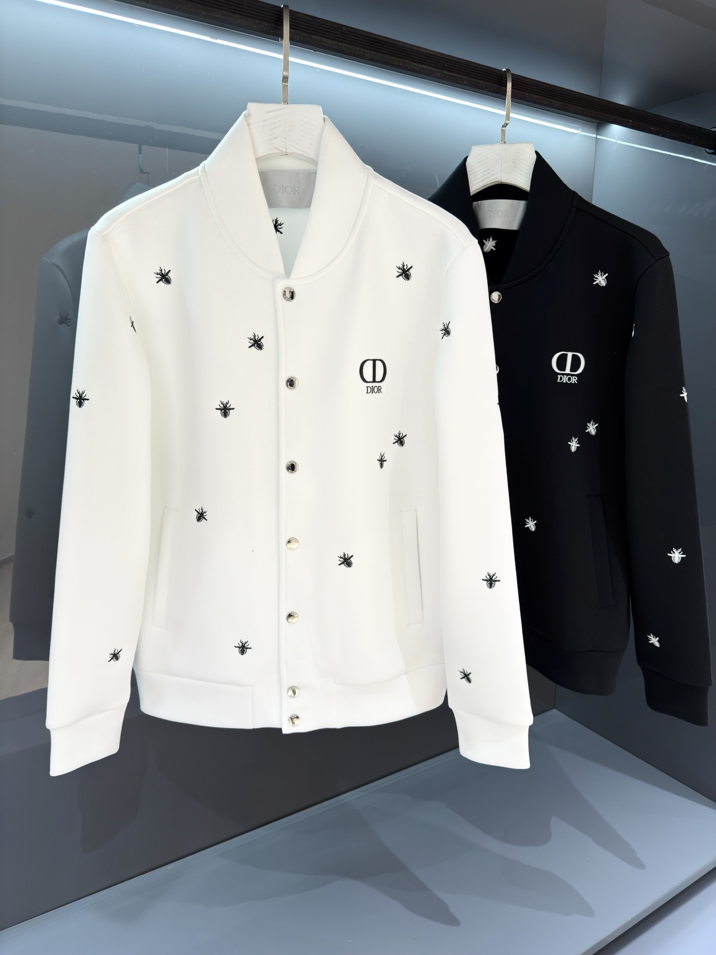 NO:597969,[New Product] Reinterprets the avant-garde fashion style. Channel boutique.. 2025 Autumn and Winter Di*r Bee Jacket Cardigan Sweatshirt has superb fashion charm and unique artistic atmosphere.  The custom-made high-weight cotton fabric is more moderate in softness and hardness. It is comfortable and breathable and is very suitable for spring and autumn. It is finely stitched and molded in one piece. It is anti-static and anti-dust, making it easier to take care of in daily life. The anti-wrinkle performance is also quite good. The tailor-made style of OS silhouette creates a trendy and fashionable style.  The fabrics are matched with excellent tailoring technology to reflect the amazing elegance. The cuffs and hem are designed with precision knitted thread technology, which is tight and comfortable. The noble and elegant casual temperament is so willful... Color White/Black Size M-3XL M Shoulder Width 44 Chest 106 Clothing Length 67 Sleeve Length 61,, hoodie, sweatshirts, jackets & coats, alexander wang19860909【新品】 重新诠释了前卫时尚的风范.渠道精品..2025秋冬Di*r 蜜蜂外套 开衫卫衣 高超的时尚魅力风范,特立独行的艺术气息. 客供定制面料高克重棉面料,软硬更为适中,舒适透气性非常适合春秋季节着穿.精细一体缝制塑造成型.抗静电抗粘灰日常更易打理.抗皱性能也是相当不错的.OS廓形量裁的风格缔造潮流时尚的风范. 面料搭配优异的裁剪工艺体现惊人的优雅贵气.袖口及底摆运用精密针织螺纹工艺设计,紧致舒适无勒感.高贵典雅的休闲气质就是这么任性…… 颜色白色/黑色 尺码M-3XL M肩宽44胸围106衣长67袖长61,,hoodie,sweatshirts,jackets & coats,alexander wang,Men's clothing