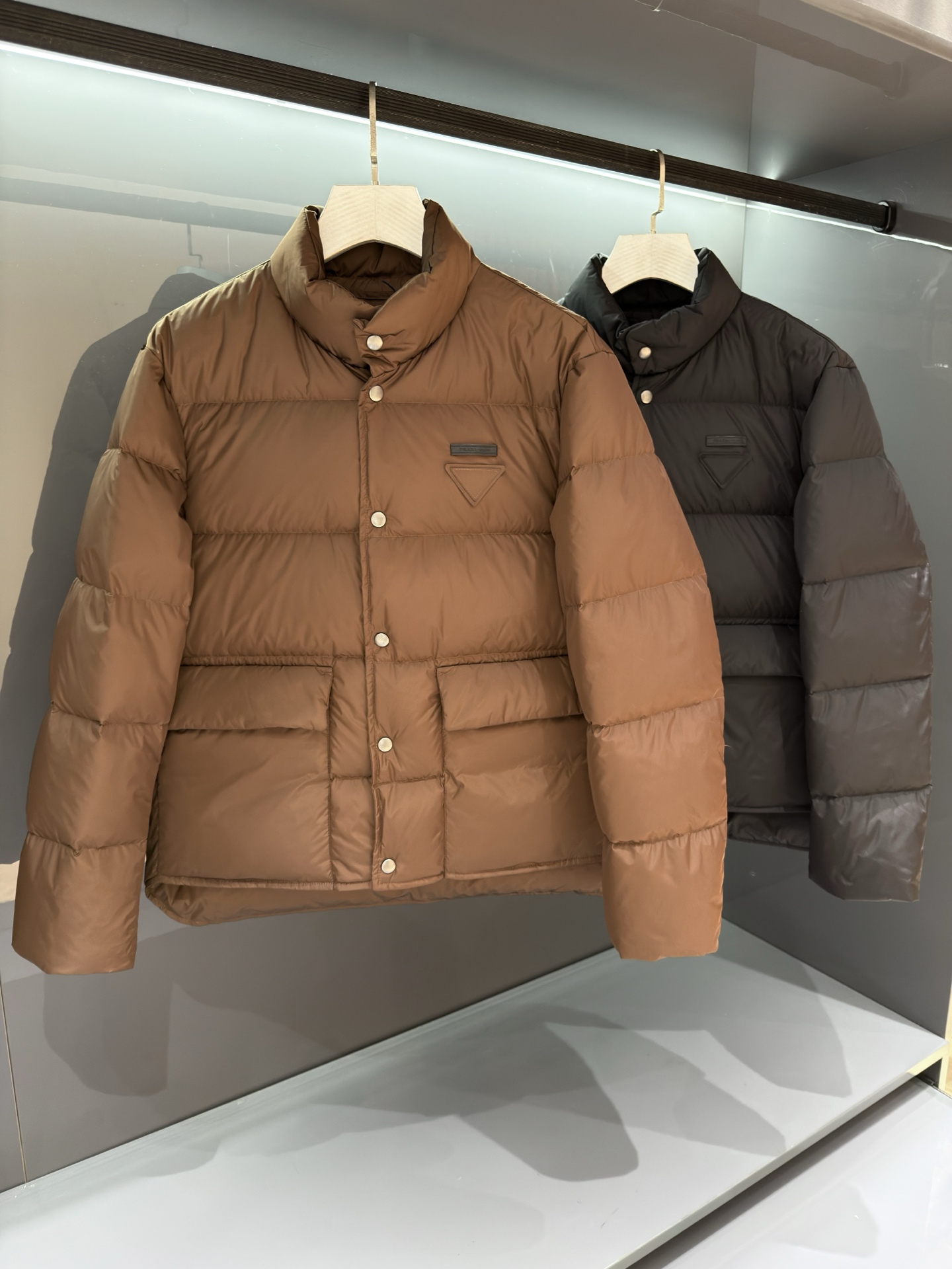 NO:597961,[New Product] PR*da 2025SS new autumn and winter men's stand-up collar down jacket PR family men's business casual stand-up collar down jacket, licensed by Taiwanese Italian traders! A very outstanding down jacket, which perfectly combines fashion aesthetics with genuine leather, subverts the traditional design concept in the past, and reshapes a new design style. In terms of design tone, it continues to follow the minimalist line of the P family, with rich details and elements! The overall success is based on fabrics and craftsmanship. Simplicity is the most advanced way of expression and the highest level of temperament and taste. The chest is decorated with a classic red leather watch logo, which is a low-key luxury status display! A down jacket with extremely high technological and functional value. The fabric is customized by Japan's Toray. It has first-class properties, full toughness, and high wear resistance. It also has superior functional windproof, rainproof and snowproof effects, good breathability, and very significant anti-velvet effect! The details are exquisite and exquisite, all the accessories are exclusively customized for customers, the appearance is first-class, the color is light and restrained and versatile, the compatibility is excellent, the age span is very wide, the upper body is very capable, perfect for business commuting and going out for leisure, it is a highly practical jacket! Color Black/Brown Size M-3XL M Shoulder Width 47 Bust 110 Clothes Length 68 Sleeve Length 61,,jackets & coats,down jacket,alexander wang19860909【新品】 PR*da 2025SS秋冬新品男士立领羽绒服 PR家族男士商务休闲立领羽绒服外套,台湾意比贸易商行货！ 非常出彩的一款羽绒服,将时装美学与真皮完美结合,颠覆以往传统的设计理念,重塑出全新的设计画风,在设计基调方面继续沿袭了P家的极简路线,细节元素各自丰富发挥！ 整体唯以面料与工艺取胜,简约才是最高级的表达方式,亦是衬托气质与品位的最高境界,胸前饰有经典红色皮表标识,属于低调奢华的身份彰显！ 科技功能性价值极高的一款羽绒服,日本东丽公司订制面料,属性一流,韧性十足,且极具耐磨性,同时具备优越的功能性防风防雨雪效果,透气性亦佳,防钻绒效果非常显著！ 细节精湛考究,辅料全系专属定制客供,品相一流,配色轻熟内敛且基础百搭,兼容性极好,年龄跨度极广,上身干练十足,商务通勤与出街休闲完美兼备,属于实穿性极高的一款外套！ 颜色黑色/棕色 尺码M-3XL M肩宽47胸围110衣长68袖长61,,jackets & coats,down jacket,alexander wang,Men's clothing