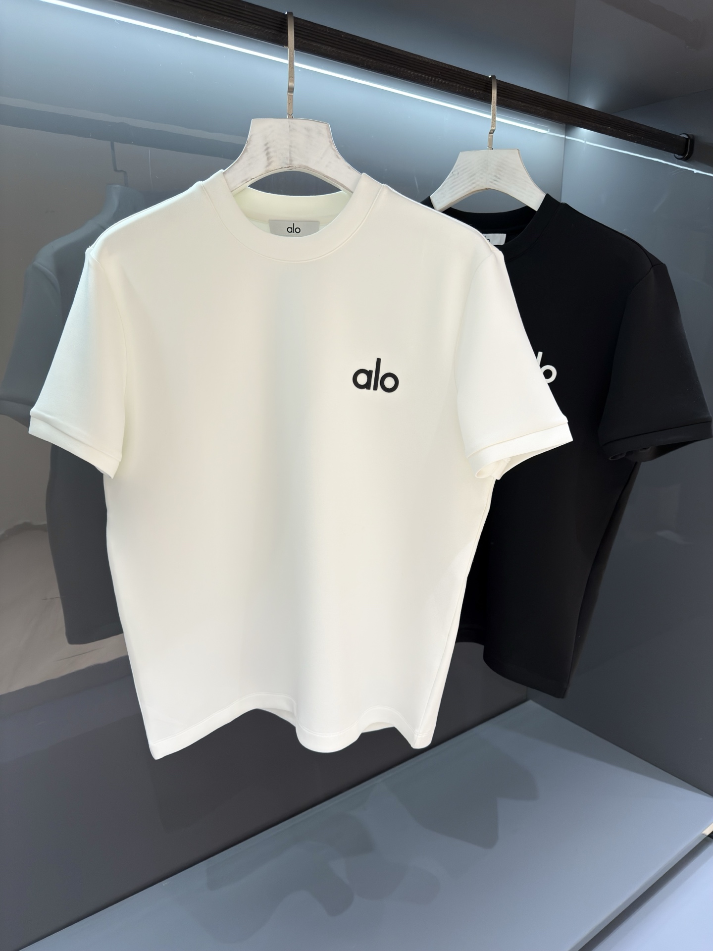 NO:597951,[New Product] Autumn and Winter Short Sleeve Bottoming Shirt 2025SS Men's Alo Round Neck Printed Short Sleeve T-Shirt The new high-end fashion, the number of channel products is scarce!  Gradually outline the outline of the logo on the chest. The densely woven cotton knit has a classic silhouette, with a ribbed neckline, flip-effect stitching and a label on the back. It has excellent breathability and comfort, and is even more soft and delicate. The embroidered logo has a full and thick texture that is incomparable! One-piece standard tailoring design that is easy to use. Color White/Black Size S/M/L/XL/2XL  S Shoulder width 44 Bust 98 Length 67 Sleeve length 22, T-shirt, alexander wang19860909【新品】 秋冬短袖打底衫  2025SS 男士Alo 圆领印花短袖T 恤 时尚的新高端,渠道货品数量稀少 ！ 逐渐在胸前勾勒 标识轮廓.密纺棉质针织裁出经典版型,搭配罗纹领口、翻转效果缝线和背后标签. 透气舒适感极佳,柔软细腻更为卓越.刺绣logo饱满厚实的质感手感无以比拟!一体成型游刃有余的标准裁剪设计 颜色白色/黑色 尺码S/M/L/XL/2XL S肩宽44胸围98衣长67袖长22,,T-shirt,alexander wang,Men's clothing