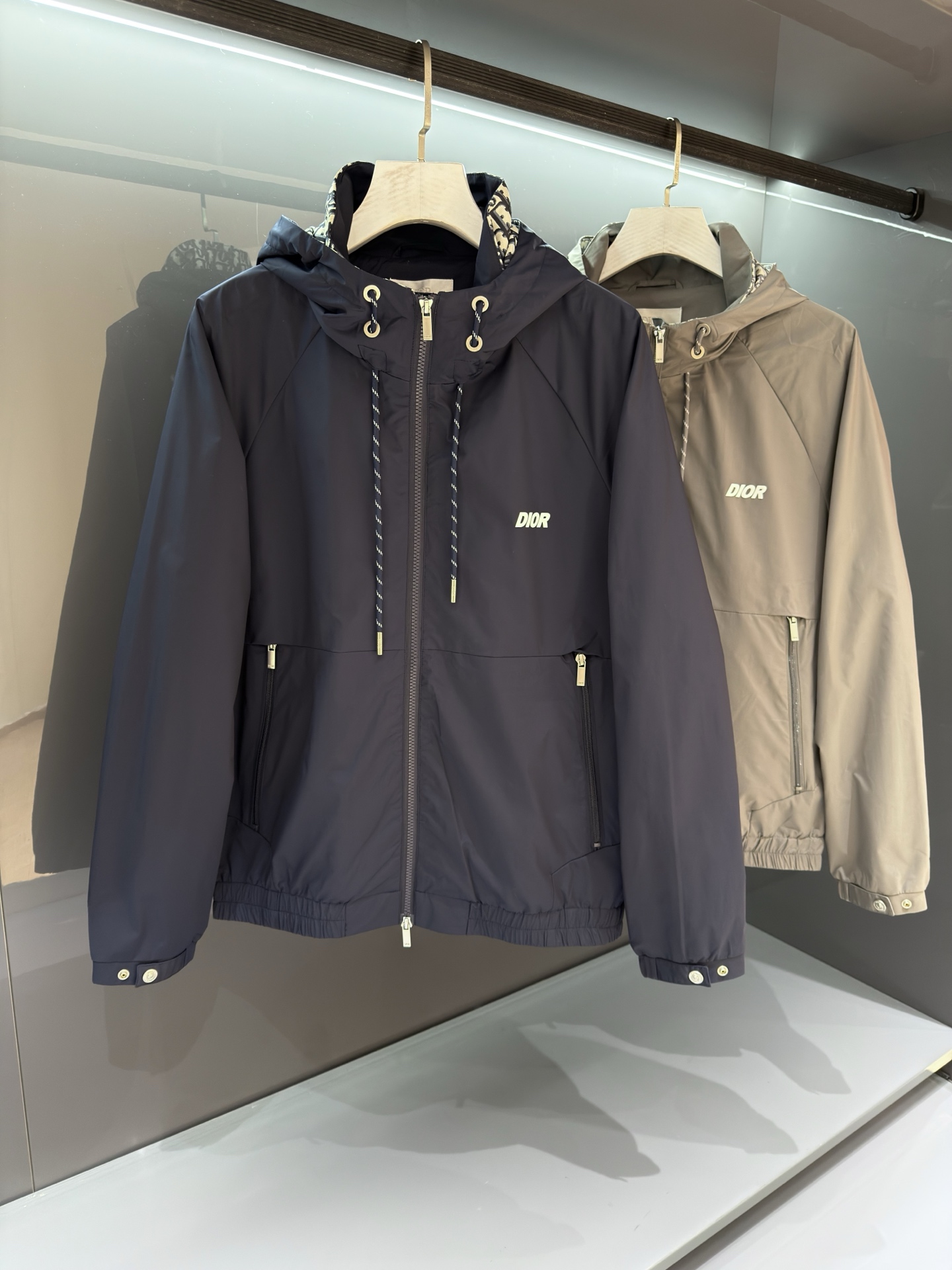 NO:597972,[New Product] P Autumn and Winter Di*r Astral Windproof Hooded Jacket A jacket that embodies the fashion trend, 'skills surpass the crowd' and crushes all versions, and the trendy and playful interpretation of classic charm. The classic OS tailoring design is unique. The full Astral print appears again, and the fashion sense is ready to come out.  Polyester fiber nylon technical fabric, the texture and color are the ultimate high-end products. It feels soft and delicate, smooth and delicate, breathable and comfortable. It is extremely practical^_^ A 'sharp tool' for fashion. The hood is equipped with a zipper closure. The whole Astral pattern uses a tie-dye printing process to highlight the aesthetics of the vast space and reshape the iconic elements with saturated color details!  Color: Gray Blue Size: 48-56 48 shoulder width 47 bust 112 length 65 sleeves 63 50 shoulder width 48 bust 116 length 66.5 sleeves 64 52 shoulder width 49 bust length 68 sleeves 65 54 shoulder width 50 bust 124 length 69.5 sleeves 66 56 shoulder width 51 bust 128 length 61 sleeves 67,,jackets &  coats,jackets & coats,hats,alexander wang19860909【新品】 P 秋冬Di*r Astral防风连帽夹克外套 凝聚时尚潮流的夹克款,“技压群雄”碾压一切版本,潮流玩趣诠释经典魅力. 经典OS裁剪设计别具匠心.全副Astral印花再次亮相,时尚感呼之欲出. 聚酯纤维尼龙科技面料,质感色泽隶属极致高端品.手感柔软细腻,柔滑细致,透气舒适.实用性超强^_^潮流时尚的一把“利器”. 连帽搭配拉链开合.通体Astral图案采用绞染印花工艺彰显浩瀚太空的美学重塑标志性元素饱聚型色细节！ 颜色:灰色 蓝色 尺码:48-56 48肩宽47胸围112衣长65袖子63 50肩宽48胸围116衣长66.5袖子64 52肩宽49胸围衣长68袖子65 54肩宽50胸围124衣长69.5袖子66 56肩宽51胸围128衣长61袖子67,,jackets & coats,jackets & coats,hats,alexander wang,Men's clothing