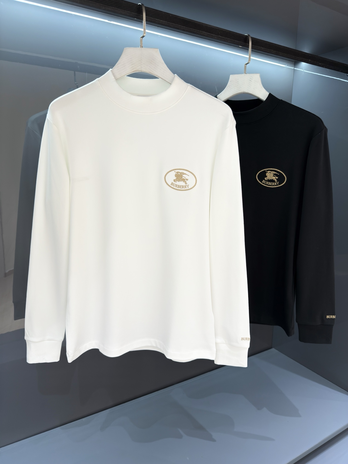 NO:597935,[New Product] Bur War Horse Embroidery 2025SS Autumn and Winter 'Donkey' brand men's round neck long-sleeved bottoming shirt is available at the counter at the same time, with high-precision luxury quality and a strong sense of light luxury. The new collar is embellished with yarn-dyed elements, which has the latest fashion temperament and charming charm. Knitted cotton fabric, compound plus velvet!  The texture is comfortable, and the sense of detail and soft touch are invincible. The badge does not need to be explained deliberately. It is a masterpiece of the original embroidery technology of the machine needle point, full and three-dimensional! The concave and convex shape highlights the beauty, a new experience. Color White/Black Size S/M/L/XL/2XL S Shoulder Width 42 Bust 100 Clothing Length 64 Sleeve Length 63, Burberry, Louis Vuitton, Alexander Wang19860909【新品】 Bur 战马刺绣 2025SS秋冬 “驴”牌男士圆领长袖打底衫 柜台同步发售,高精细的奢华品质,轻奢感超强.全新领圈点缀色织元素拥有最新的时尚气质及将魅力韵味. 针织棉面料,复合加绒！手感质感舒适,细节感和柔触感更是无敌. 徽章无需刻意去解释.器械针点原始刺绣工艺的杰作,饱满立体!凹凸造型彰显美感,凛然一新的体验. 颜色白色/黑色 尺码S/M/L/XL/2XL S肩宽42胸围100衣长64袖长63,,burberry,louis vuitton,alexander wang,Men's clothing