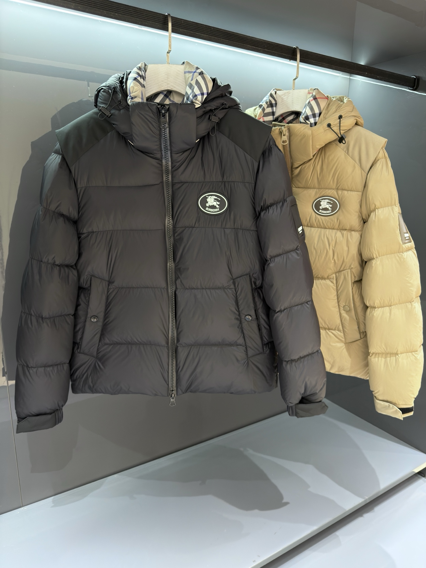 NO:597946,[New Product] P detachable vest is designed to be worn three times!  2025SS new autumn and winter products Men's Bur hooded down jacket Customized fabric renewable polyester fiber three-proof fabric high weight white duck down filling giant fluffy detachable hooded down jacket coat bread coat The fabric is made of renewable polyester fiber components, Polartec Alpha  Direct insulation fabric can regulate temperature and provide excellent breathability, improving overall functionality. It is hydrophobic, and the insulation material can resist humidity and dry quickly. It can easily cope with various complex outdoor environments and weather. The fabric has passed rigorous testing to ensure that it maintains waterproof, breathable, and windproof functions for a long time, so it is more durable than ordinary fabrics. Exclusive design, three wears in one garment!  The down jacket is a dual style interpretation of low-key, stable and fashionable creativity. The placket is made of bright black metal DU rail zipper, and the detachable hood design can cope with extreme weather at any time. Color black/khaki Size 48-56 48 shoulder width 47 chest 112 length 65 sleeves 63 50 shoulder width 48 chest 116 length 66.5 sleeves 64 52 shoulder width 49 chest 120 length 68 sleeves 65  54 shoulder width 50 bust 124 length 69.5 sleeves 66 56 shoulder width 51 bust 128 length 61 sleeves 67,,burberry,loro piana,jackets & coats,jackets & coats,down jacket,hats,alexander wang19860909【新品】P 可拆马甲设计一衣三穿！2025SS秋冬新品 男士Bur连帽羽绒服 定制面料可再生聚酯纤维三防面料高克重白鸭绒填充巨蓬松可拆卸连帽羽绒夹克外套面包服 面料采用可再生聚酯纤维成分,Polartec Alpha Direct隔热面料可调节温度,并提供出色透气性,提升整体功能.具有疏水性,隔热材料可以抵抗湿度并能快速干燥.可以轻松应对各种复杂的户外环境与天气.面料通过严格测试,以确保长期维持防水、透气、防风功能,所以比普通面料更耐用. 独家设计、一衣三穿！羽绒夹克低调稳重与时尚创意双重风格演绎.门襟亮黑金属DU导轨拉链,可拆卸风帽设计,随时应对极端天气 颜色黑色/卡其 尺码48-56 48肩宽47胸围112衣长65袖子63 50肩宽48胸围116衣长66.5袖子64 52肩宽49胸围120衣长68袖子65 54肩宽50胸围124衣长69.5袖子66 56肩宽51胸围128衣长61袖子67,,burberry,loro piana,jackets & coats,jackets & coats,down jacket,hats,alexander wang,Men's clothing