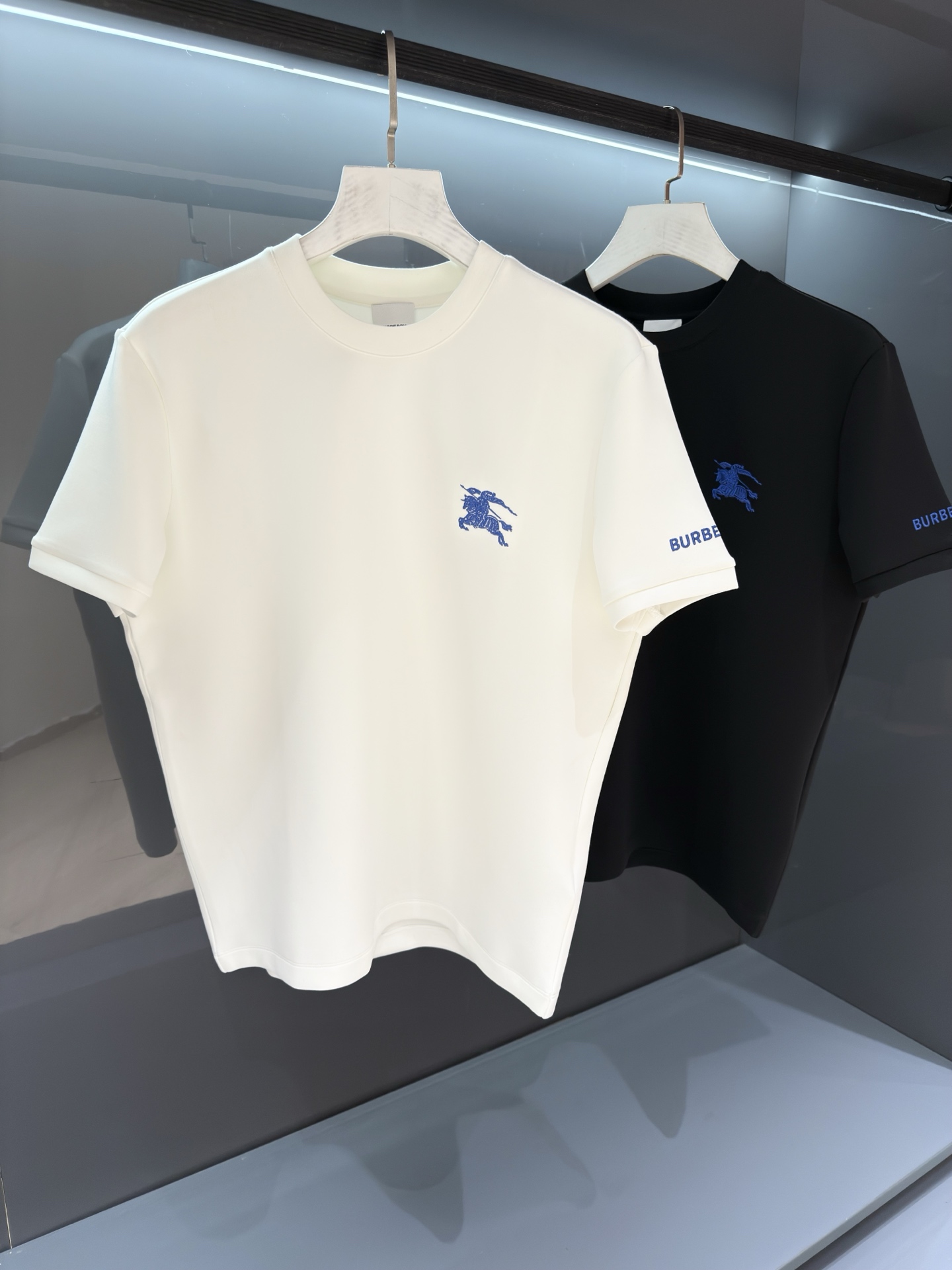 NO:597948,[New Product] Bur's new autumn and winter product, short-sleeved bottoming shirt with embroidery, comes from old trading channels, and the level of craftsmanship can tell the difference. 2025SSBur*erry men's round neck fashionable sports short-sleeved T-shirt  The unique sense of simple fashion is never left alone, and British fashion still cannot be hidden. Knitted cotton fabrics are supplied to customers and are made with micro-knitting technology. The texture and feel are completely boutique-level. Comfortable, breathable, refreshing and versatile. The unique high-tech color matching style opens the concept of BUR. Interpretation of the brand's classic heritage. The refreshed bur classic logo badge on the chest will have innovative derivatives  The exquisite embroidery craftsmanship reflects the obvious convex effect. The tough and solid texture is different from the traditional offset printing pattern. Color white/black Size S/M/L/XL/2XL S Shoulder width 43 Bust 100 Clothing length 68 Sleeve length 22,, burberry, T-shirt, tees, t-shirt, alexander wang19860909【新品】Bur 秋冬新品,短袖打底衫 刺绣 来自老牌贸易渠道货品,工艺程度就能说明一切的与众不同. 2025SSBur*erry 男士圆领时尚标运动短袖T恤 独有的简约时尚感从不落单,英伦时尚依旧掩藏不住.客供针织棉面料,经微型针织的工艺技术制作.质地手感完完全全的精品级别.舒适透气清爽百搭.别具一格的高工艺拼色风格开启了BUR的概念传播. 诠释品牌的经典传承.胸前焕然一新的bur经典标识徽章将有创新性的衍生 精湛的刺绣工艺感体现明显的凸感效果.硬朗结实的质感区别传统胶印图案. 颜色白色/黑色 尺码S/M/L/XL/2XL S肩宽43胸围100衣长68袖长22,,burberry,T-shirt,tees，t-shirt,alexander wang,Men's clothing