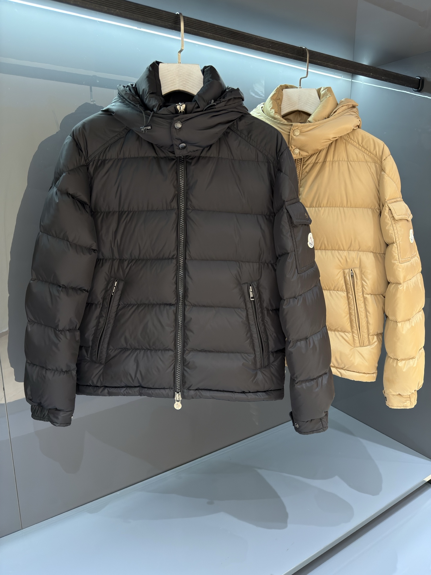 NO:597967,Available from trading company channels, the Mon detachable hooded classic matte Maya series is a super popular model!  This down jacket belongs to the MON family's trump card, and is a representative existence. It has always been in the best-selling position, and it is undoubtedly a super hit!  In terms of styling design, it carries the typical genes and lineage of the MON family, with simple outline lines and no complicated craftsmanship elements. It is presented in a minimalist style and is only highlighted in local details. The iconic badge icon is indispensable, and it is a soul-like design!  The inside is filled with 90% white duck down, which has extremely high fluffiness and velvet content, excellent resilience, exceeds European standard environmental protection levels, has no odor, and has excellent temperature locking effect and warmth retention!  The details of the craftsmanship are exquisite and the accessories are all supplied by customers. It is a down jacket with strong wearability. It has a full upper body and a wide age range. It can be trendy or restrained and stable. It has high plasticity. It is highly recommended as a must-have tool to keep out the cold!  The never ending Maya series!  Color: Black Khaki Size: 1-5 (M-XXXL) Size 1 shoulder width 46 bust 112 length 67 sleeve length 62 size 2 shoulder width 47 bust 116 length 68 sleeve length 63 size 3 shoulder width 48 bust 120 length 69 sleeve length 64 size 4 shoulder width 49 bust 124 length 71 sleeve length 65  Size 5, shoulder width 50, bust 130, length 72, sleeve length 65,, down jacket, hats, alexander wang19860909贸易公司渠道货,Mon可拆卸连帽经典哑光玛雅系列,超人气爆款！ 该款羽绒服属于MON家族的 王牌担当,属于代表性的存在,一直处于销冠位置,毋庸置疑的超级爆款！在造型设计方面承 载着MON家族典型的基因与血统,简约的轮廓线条,无繁复的工艺元素傍身,以极简的画风呈 现,而仅在局部细节来彰显,标志性的徽章图标缺一不可,属于灵魂式的设计！ 内里填充90白鸭绒 蓬松度和含绒量极高 ,回弹性优越,超欧标环保级别,无异味,锁温效果与保暖性极佳！工艺细节精致考究,辅料 全系客供,实穿性极强的一款羽绒服,上身型格十足,年龄跨度大,可潮搭亦可内敛稳重,塑 造性非常高,强荐必入的御寒穿搭利器！不落幕的玛雅系列！ 颜色: 黑色 卡其 尺码: 1-5 (M-XXXL) 1码肩宽46胸围112衣长67袖长62 2码肩宽47胸围116衣长68袖长63 3码肩宽48胸围120衣长69袖长64 4码肩宽49胸围124衣长71袖长65 5码肩宽50胸围130衣长72袖长65,,down jacket,hats,alexander wang,Men's clothing