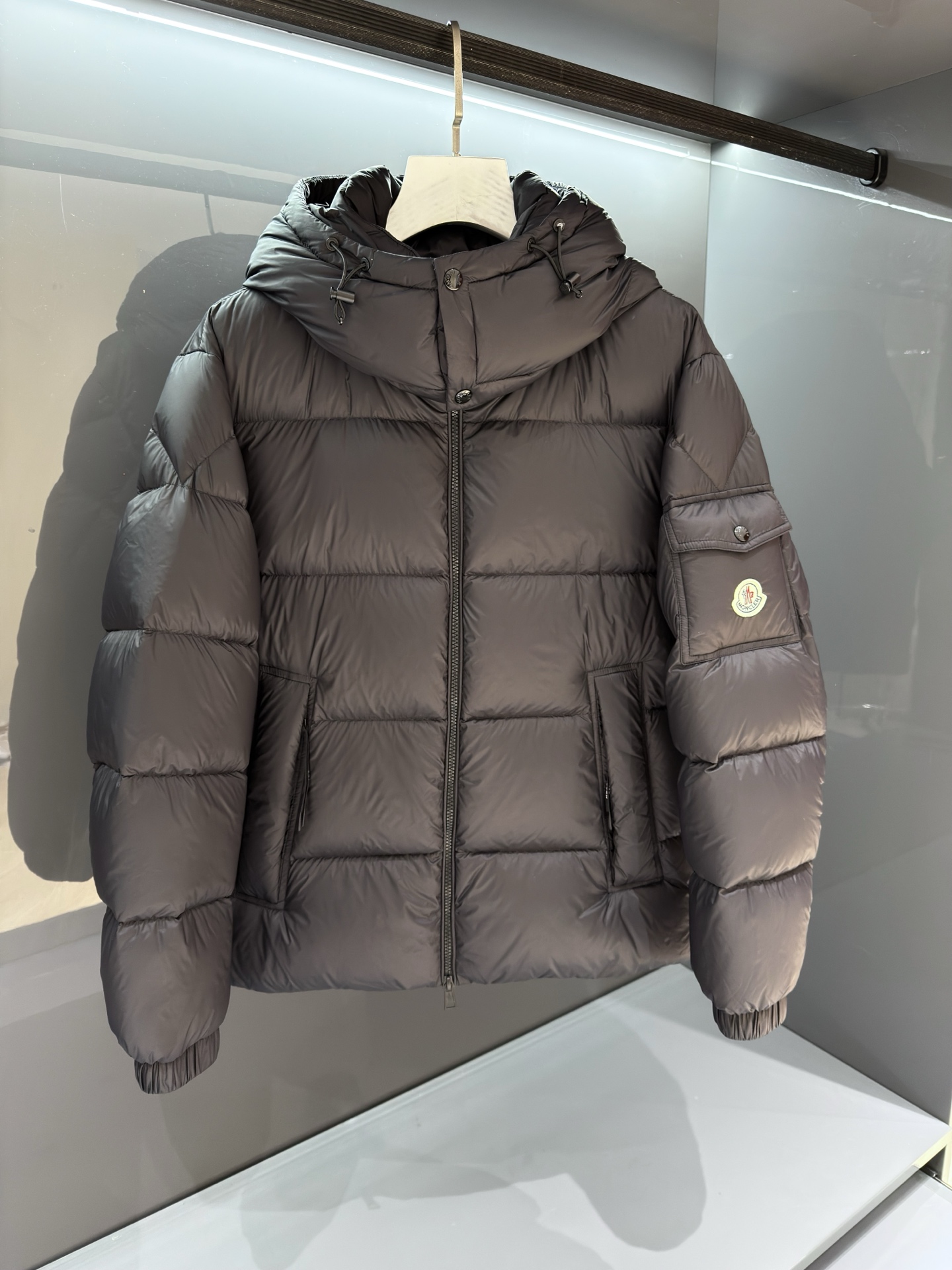 NO:645149,Mon detachable hooded classic matte Maya series, a super popular model!  This down jacket belongs to the MON family's trump card, and is a representative existence. It has always been in the best-selling position, and it is undoubtedly a super hit!  In terms of styling design, it carries the typical genes and lineage of the MON family, with simple outline lines and no complicated craftsmanship elements. It is presented in a minimalist style and is only highlighted in local details. The iconic badge icon is indispensable, and it is a soul-like design!  The inside is filled with 90% white duck down, which has extremely high fluffiness and velvet content, excellent resilience, exceeds European standard environmental protection levels, has no odor, and has excellent temperature locking effect and warmth retention!  The details of the craftsmanship are exquisite and the accessories are all supplied by customers. It is a down jacket with strong wearability. It has a full upper body and a wide age range. It can be trendy or restrained and stable. It has high plasticity. It is highly recommended as a must-have tool to keep out the cold!  The never ending Maya series!  Color: Black Size: 1-5 (M-XXXL) 1 size shoulder width 46 bust 112 length 67 sleeve length 62,, down jacket, hats, alexander wang19860909Mon可拆卸连帽经典哑光玛雅系列,超人气爆款！ 该款羽绒服属于MON家族的 王牌担当,属于代表性的存在,一直处于销冠位置,毋庸置疑的超级爆款！在造型设计方面承 载着MON家族典型的基因与血统,简约的轮廓线条,无繁复的工艺元素傍身,以极简的画风呈 现,而仅在局部细节来彰显,标志性的徽章图标缺一不可,属于灵魂式的设计！ 内里填充90白鸭绒 蓬松度和含绒量极高 ,回弹性优越,超欧标环保级别,无异味,锁温效果与保暖性极佳！工艺细节精致考究,辅料 全系客供,实穿性极强的一款羽绒服,上身型格十足,年龄跨度大,可潮搭亦可内敛稳重,塑 造性非常高,强荐必入的御寒穿搭利器！不落幕的玛雅系列！ 颜色: 黑色 尺码: 1-5 (M-XXXL) 1码肩宽46胸围112衣长67袖长62,,down jacket,hats,alexander wang,Men's clothing