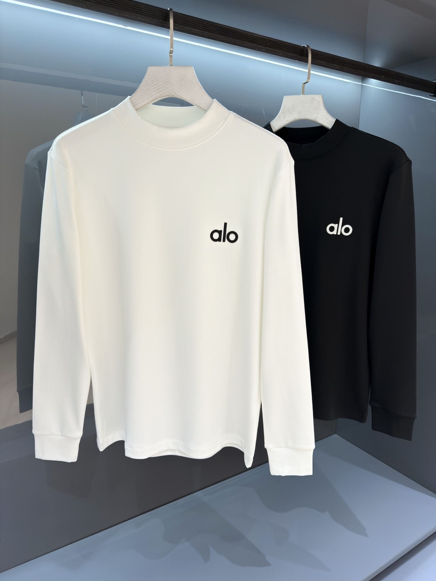 NO:645117,[New Product] 2025SS Autumn and Winter Al0 men's round neck long-sleeved bottoming shirt is available at the counter simultaneously. It is of high-precision luxury quality and has a strong sense of light luxury. The new collar is embellished with yarn-dyed elements, which has the latest fashion temperament and charming charm. Knitted cotton fabric, compound and velvet!  The texture feels comfortable, and the sense of detail and soft touch are invincible. The badge does not need to be explained deliberately. It is a masterpiece of the original embroidery technology of the machine needle point, full and three-dimensional! The concave and convex shape highlights the beauty, and it is a new experience. Color White/Black Size S/M/L/XL/2XL S Shoulder Width 42 Bust 98 Clothing Length 64 Sleeve Length 60,, alexander wang19860909【新品】 2025SS秋冬 Al0 男士圆领长袖打底衫 柜台同步发售,高精细的奢华品质,轻奢感超强.全新领圈点缀色织元素拥有最新的时尚气质及将魅力韵味. 针织棉面料,复合加绒！手感质感舒适,细节感和柔触感更是无敌. 徽章无需刻意去解释.器械针点原始刺绣工艺的杰作,饱满立体!凹凸造型彰显美感,凛然一新的体验. 颜色白色/黑色 尺码S/M/L/XL/2XL S肩宽42胸围98衣长64袖长60,,alexander wang,Men's clothing