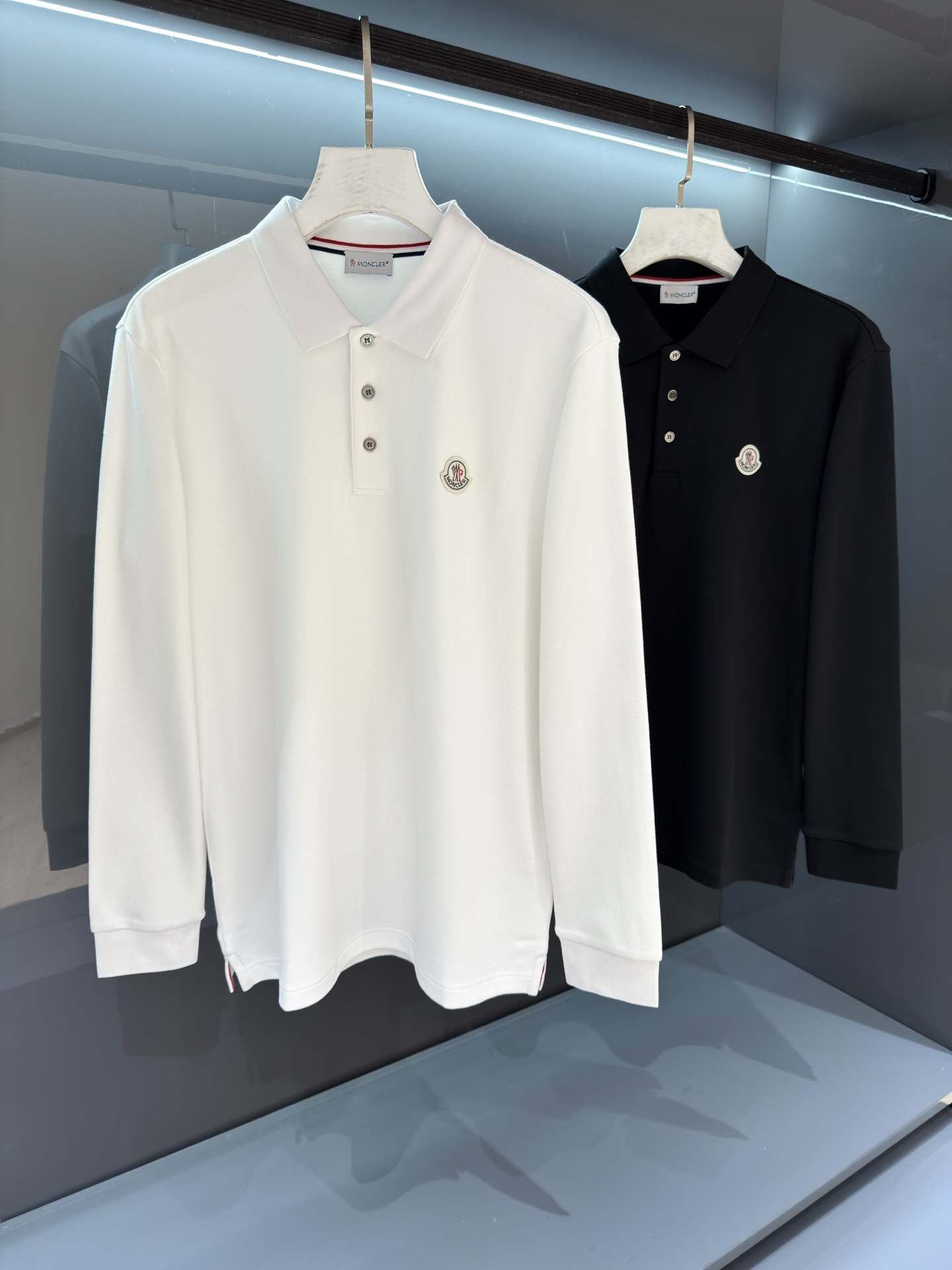 NO:645146,[New product] 25SSMonc*ler men's business casual lapel polo long-sleeved POLO shirt, from the top trading company!  A polo shirt that is very in line with the aesthetic tone of the MON family. The styling design style perfectly follows the essence of the MON family. The classic contrasting color elements are perfectly embellished on the collar and cuffs. It is equipped with the iconic round leather badge logo on the chest. It is highly recognizable, a soul-like embellishment, and highlights the high-end and fashionable accent!  We provide customers with high-end imported custom-woven pique fabrics, which are custom-woven and dyed in the French old-fashioned workshops. They are extremely luxurious and special materials. The fabric properties are all of the highest quality. The fabrics have extremely high gloss, the mesh structure is delicate and natural, and the comfort and breathability are perfect. The tactile experience is self-evident, and you can enjoy the ultimate luxury!  The details are exquisitely designed, the three-button placket design has excellent compatibility, the upper body effect is smart and neat, with both style and style, elegant and intellectual temperament, perfect for business commuting and outings and leisure, it is a versatile and practical POLO shirt. Color white/black Size M/L/XL/2XL/3XL M size shoulder width 44, bust 100, sleeve length 61, dress length 67,, alexander wang19860909【新品】25SSMonc*ler 男士商务休闲翻领马球长袖POLO衫,顶级贸易公司货！ 极符合 MON 家美学基调的一款马球衫,造型设计画风完美沿袭了MON家的精髓,经典撞色元素完美点缀于领部及袖口处,搭载胸前标志性圆形皮质徽章标识,辨识度鲜明,属于灵魂式的点缀,且彰显出高级感与时装的腔调！ 客供高级进口成衣定织珠地面料,法国老牌工坊成衣工序定织定染,极为奢华特殊的材质,面料属性皆为上乘,面料光泽度极高,网眼结构细腻自然,舒适性与透气性完美兼备,触感体验不言而喻,奢华极致享受！ 细节设计精湛考究,三扣开合门襟设计,兼容性优越,上身效果干练利落,型格兼具,优雅且知性气质,商务通勤与出街休闲完美驾驭,属于百搭实穿性极好的一款POLO衫 颜色白色/黑色 尺码M/L/XL/2XL/3XL M码肩宽44 胸围100袖长61 衣长67,,alexander wang,Men's clothing