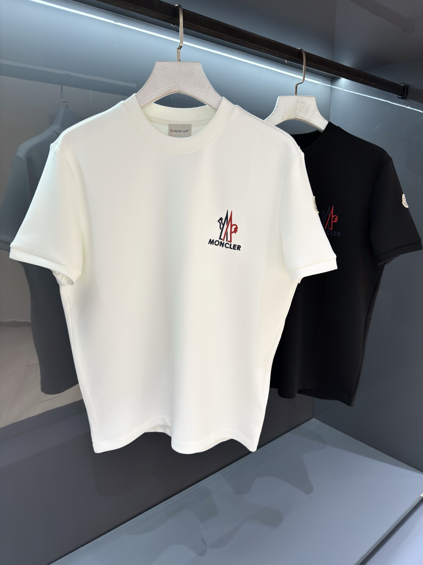 NO:645115,[New Product] 25SS autumn and winter short-sleeved bottoming shirt, focus on the embroidered wool logo!  !  !  This T-shirt is made of cotton jersey fabric with a classic round neck and short-sleeved style. Regular fit design and logo patch on the chest. It is a unisex item of the Mo*cler Genius series. The classic round neck design allows you to have the greatest fun wearing the most formal clothing! It can be both business and casual! Color: White/Black Size S/M/L/XL/2XL  S Shoulder width 43 Bust 100 Clothes length 66 Sleeve length 21, T-shirt, tees, t-shirt, alexander wang19860909【新品】 25SS秋冬短袖打底衫、重点看刺绣羊毛logo！！！ 这款T恤采用棉质平纹针织面料制成,经典圆领短袖款式.常规版型设计,胸前饰有标识贴片,是Mo*cler Genius系列的男女同款单品. 经典圆领设计风格,使您穿最正式的服装依然能获得最大的乐趣!商务休闲两不误!  颜色: 白色/黑色 尺码S/M/L/XL/2XL S肩宽43胸围100衣长66袖长21,,T-shirt,tees，t-shirt,alexander wang,Men's clothing