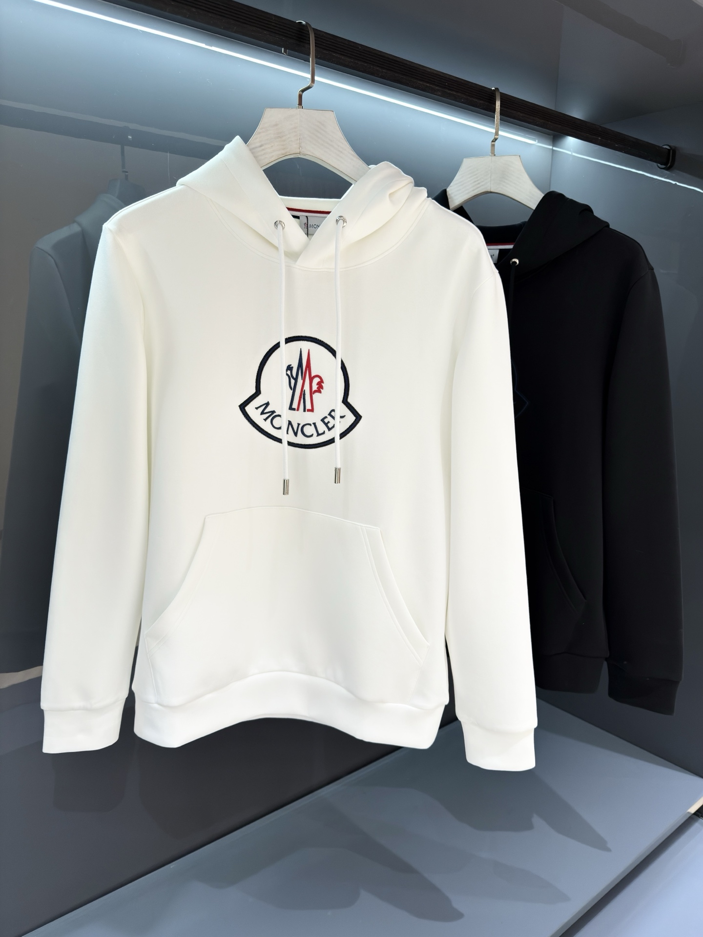 NO:645137,[New Product] MON high-end 2025SS autumn and winter new men's fashion hooded sweatshirt. Trading company channel product. The cultural essence and identity of the brand are condensed and focused on the chest, eye-catching and fashionable!  Top-notch custom-made garment fabrics supplied by Italian customers, heavyweight high-density air layer pure cotton material, with powerful functional properties, extremely delicate and comfortable touch, excellent breathability and hygroscopicity, the upper body is clean and neat, lightweight and unburdened!  The details are excellent, double zipper opening and closing design, exclusive alloy custom zipper, color matching, versatile, suitable for various daily wear, high mix and match compatibility, suitable for various occasions, street leisure, outdoor sports, etc. It can perform very well, and the wardrobe is perfect for business and leisure with high attendance rate!  It's something you can meet but can't ask for!  Color White/Black Size S/M/L/XL S Shoulder Width 45 Bust 106 Sleeve Length 60 Clothes Length 66,,hoodie,sweatshirts,hats,alexander wang19860909【新品】 MON高端2025SS秋冬新品男士时装连帽卫衣 贸易公司渠道货 将品牌的文化精髓与身份浓缩聚焦于胸前,醒目且时髦！ 意大利客供顶级定制成衣面料,重磅高密度空气层纯棉材质,具备功能性强大属性,触感极其细腻舒适,有着优良的透气性与吸湿性功能,上身干净利落,轻便无负担感！ 细节非常出色,双拉链开合设计,专属合金定制拉链,配色轻熟百搭,符合日常各种穿搭,混搭兼容空间极高,驾驭多种场合,出街休闲、户外运动等皆可表现的非常出色,衣橱商务休闲绝佳的高出勤率！可遇而不可求！ 颜色白色/黑色 尺码S/M/L/XL S肩宽45 胸围106袖长60衣长66,,hoodie,sweatshirts,hats,alexander wang,Men's clothing