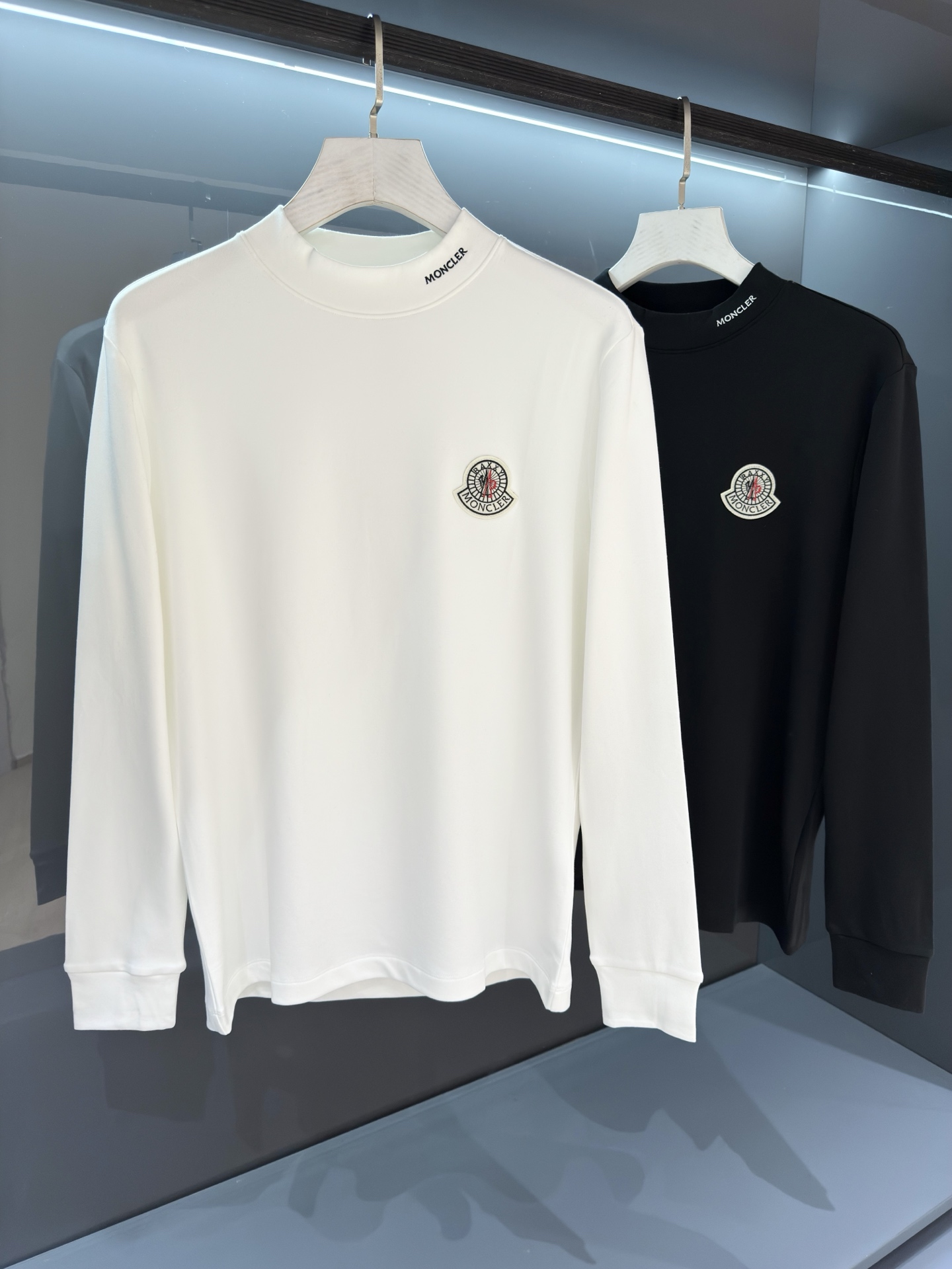 NO:645122,[New Product] Mon*cl*r/Mongolian 25SSSS Autumn and winter new product Men's velvet round neck long-sleeved T-shirt is a must-have for those who advocate leisure without losing style. The classic round neck design style allows you to wear the most formal clothing and still have the greatest fun! It is both business and leisure! It is designed with imported velvet cotton, breathable and sweat-wicking!  The information age has arrived, and everyone is working hard at the same time! You can see the truth without too much modification and analysis. The details pay attention to the quality process. Color: White/Black Size S/M/L/XL/2XL S Shoulder Width 43 Bust 98 Length 64 Sleeve Length 59, Tees, T-shirt, alexander wang19860909【新品】 Mon*cl*r/蒙系25SSSS 秋冬新品 男士加绒圆领长袖T恤 对于崇尚休闲而又不失风格的人来说更是必备款.经典圆领设计风格,使您穿最正式的服装依然能获得最大的乐趣!商务休闲两不误!  采用进口加绒棉设计,透气、排汗！信息化的时代已经来临,大家都在同时付出努力!无需过多修饰分析就能看出究竟.细节讲究品质工艺流程. 颜色: 白色/黑色 尺码S/M/L/XL/2XL S肩宽43胸围98衣长64袖长59,,tees，t-shirt,alexander wang,Men's clothing