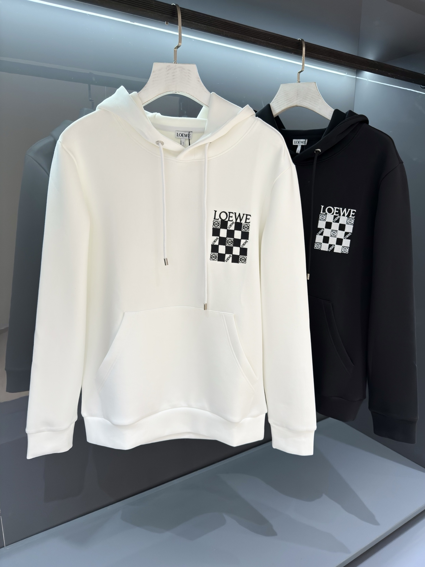 NO:645140,[New Product] 2025 Autumn and Winter Lo*we logo embroidered hooded embroidered sweatshirt. The unique charm infinitely extends the unique charm of trendy fashion. It is a holy item to wear alone. The OS version is made of customer-supplied worsted island terry cotton machine. The texture is fine and not scattered. The inside is as neat and orderly as scales, breathable and comfortable. The classic brand logo is designed with knitting machine embroidery technology, and the line thickness is evenly wrapped, smooth and thick. Color white/black  Size S/M/L/XL S shoulder width 46, bust 104, length 66, sleeve length 60,,hoodie,sweatshirts,hats,alexander wang19860909【新品】 2025秋冬Lo*we 标识刺绣连帽刺绣卫衣 独特魅力无限延伸了潮流时装的别样韵味.单穿内搭圣品. OS版型 客供精纺海岛毛圈棉机纺织造而成,质感细腻无零散,内里如鳞甲般整齐有序,透气舒适. 经典品牌标识Logo采用针织机绣工艺设计,线条感粗细均匀裹满,圆滑厚实. 颜色白色/黑色 尺码S/M/L/XL S肩宽46胸围104衣长66袖长60,,hoodie,sweatshirts,hats,alexander wang,Men's clothing