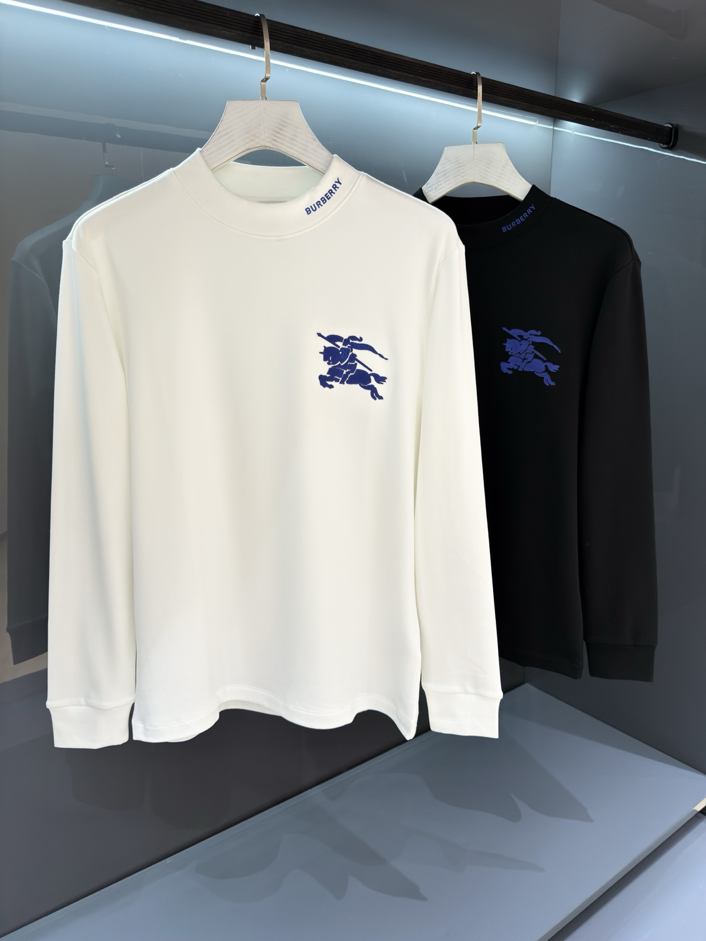 NO:645113,[New Products] 2025SS new autumn and winter products Bur men's round neck velvet bottoming shirt, long-sleeved T-shirt men's round neck shirt, on sale on the official website, a very popular item this year. Super breathable and moisture-absorbing effect, will not produce a stuffy feeling, soft and not easy to generate static electricity, which makes cupro silk unique softness. Logo embellishment on the chest. Perfect solid color effect, the chest is made of German brand imported machine embroidery LOGO, the whole is more energetic. Original counter cut!  Color White/Black Size S/M/L/XL/2XL M Shoulder width 43 Bust 98 Clothes length 65 Sleeve length 61, burberry, tees, t-shirt, alexander wang19860909【新品】 2025SS秋冬新品 Bur男士圆领加绒打底衫 长袖T恤男士圆领衫,官网在售款,今年十分火爆的一款单品.超强的透气吸湿效果,不会产生闷热感,柔软而不易产生静电的特性使铜氨丝具有独特的柔软度.胸口LOgo点缀.完美净色效果,胸前采用德国品牌进口机刺绣LOGO而成,整体更具活力.专柜原版剪裁！ 颜色白色/黑色 尺码S/M/L/XL/2XL M肩宽43胸围98衣长65袖长61,,burberry,tees，t-shirt,alexander wang,Men's clothing