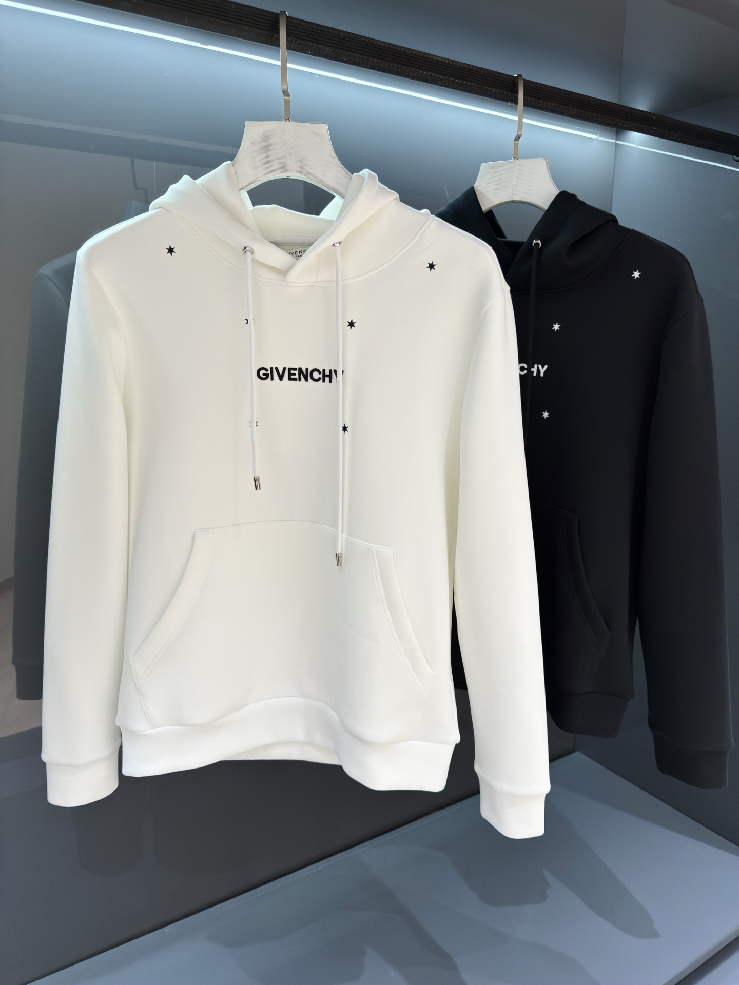 NO:645134,[New Product] Reinterprets the avant-garde fashion style. Channel boutique.. 2025 Autumn and Winter Giv hooded pullover sweatshirt. Superb fashion charm and unique artistic atmosphere.  The custom-made high-weight cotton fabric is more moderate in softness and hardness. It is comfortable and breathable and is very suitable for spring and autumn. It is finely stitched and molded in one piece. It is anti-static and anti-dust, making it easier to take care of in daily life. The anti-wrinkle performance is also quite good. The tailor-made style of OS silhouette creates a trendy and fashionable style.  The fabrics are matched with excellent tailoring technology to reflect the amazing elegance. The cuffs and hem are designed with precision knitted thread technology, which is tight, comfortable and unrestricted. The noble and elegant casual temperament is so willful... Color White/Black Size S/M/L/XL S Shoulder Width 46 Chest 104 Length 67 Sleeve Length 61, hoodie, sweatshirts, hats, alexander wang19860909【新品】 重新诠释了前卫时尚的风范.渠道精品..2025秋冬Giv 连帽套头卫衣 高超的时尚魅力风范,特立独行的艺术气息. 客供定制面料高克重棉面料,软硬更为适中,舒适透气性非常适合春秋季节着穿.精细一体缝制塑造成型.抗静电抗粘灰日常更易打理.抗皱性能也是相当不错的.OS廓形量裁的风格缔造潮流时尚的风范. 面料搭配优异的裁剪工艺体现惊人的优雅贵气.袖口及底摆运用精密针织螺纹工艺设计,紧致舒适无勒感.高贵典雅的休闲气质就是这么任性…… 颜色白色/黑色 尺码S/M/L/XL S肩宽46胸围104衣长67袖长61,,hoodie,sweatshirts,hats,alexander wang,Men's clothing