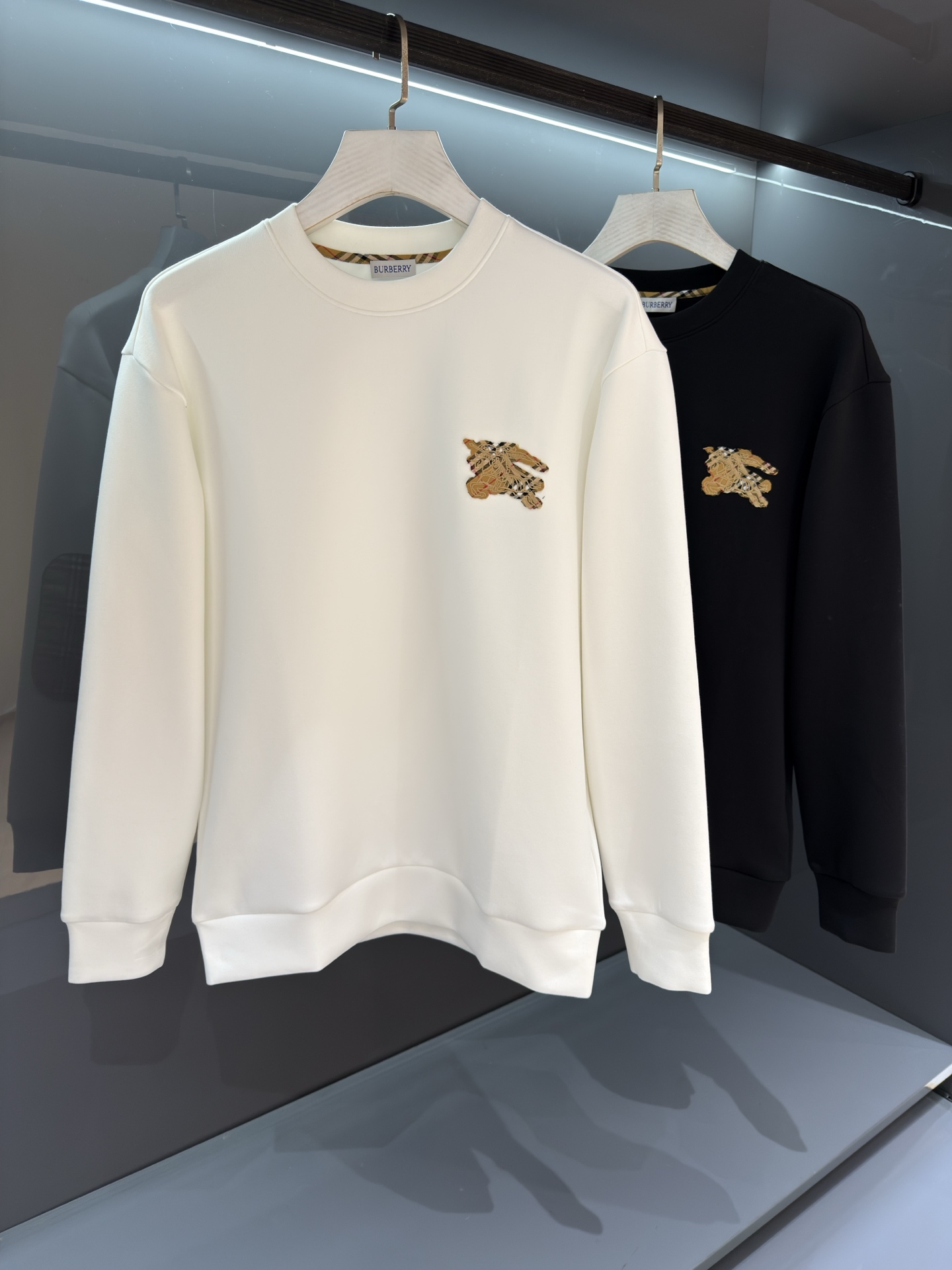 NO:645133,[New Product] 2025 Autumn and Winter Bur*erry Men’s Round Neck Embroidered Pullover Sweatshirt, the best original item!  Streamlined sense of fashion, feel the unique temperament of British style. Advocate future individuality, youth, creativity... Customer-supplied turned-over velvet cotton fabric, the inner texture is super strong, neat and meticulous. The texture is smooth and delicate, comfortable and breathable. The tailoring process is in place and the upper body is absolutely perfect. The neat and symmetrical beauty and strong three-dimensional effect are different from traditional offset printing patterns. Exquisite printing Color white/black Size S/M/L/XL  S Shoulder width 44 Bust 104 Length 67 Sleeve length 61,,burberry,hoodie,sweatshirts,alexander wang19860909【新品】 2025秋冬Bur*erry 男士圆领刺绣套头卫衣 极品原单！ 精简的时尚感,感受英式风格的独特气质.崇尚个性未来,青春,创意... 客供翻面绒棉质面料,内里织面质感超强,工整细致.质感顺滑细腻,舒适透气.裁剪工艺到位上身绝对足够完美. 工整对称的美感,立体感超强区别传统胶印图案.精美印花 颜色白色/黑色 尺码 S/M/L/XL S肩宽44胸围104衣长67袖长61,,burberry,hoodie,sweatshirts,alexander wang,Men's clothing