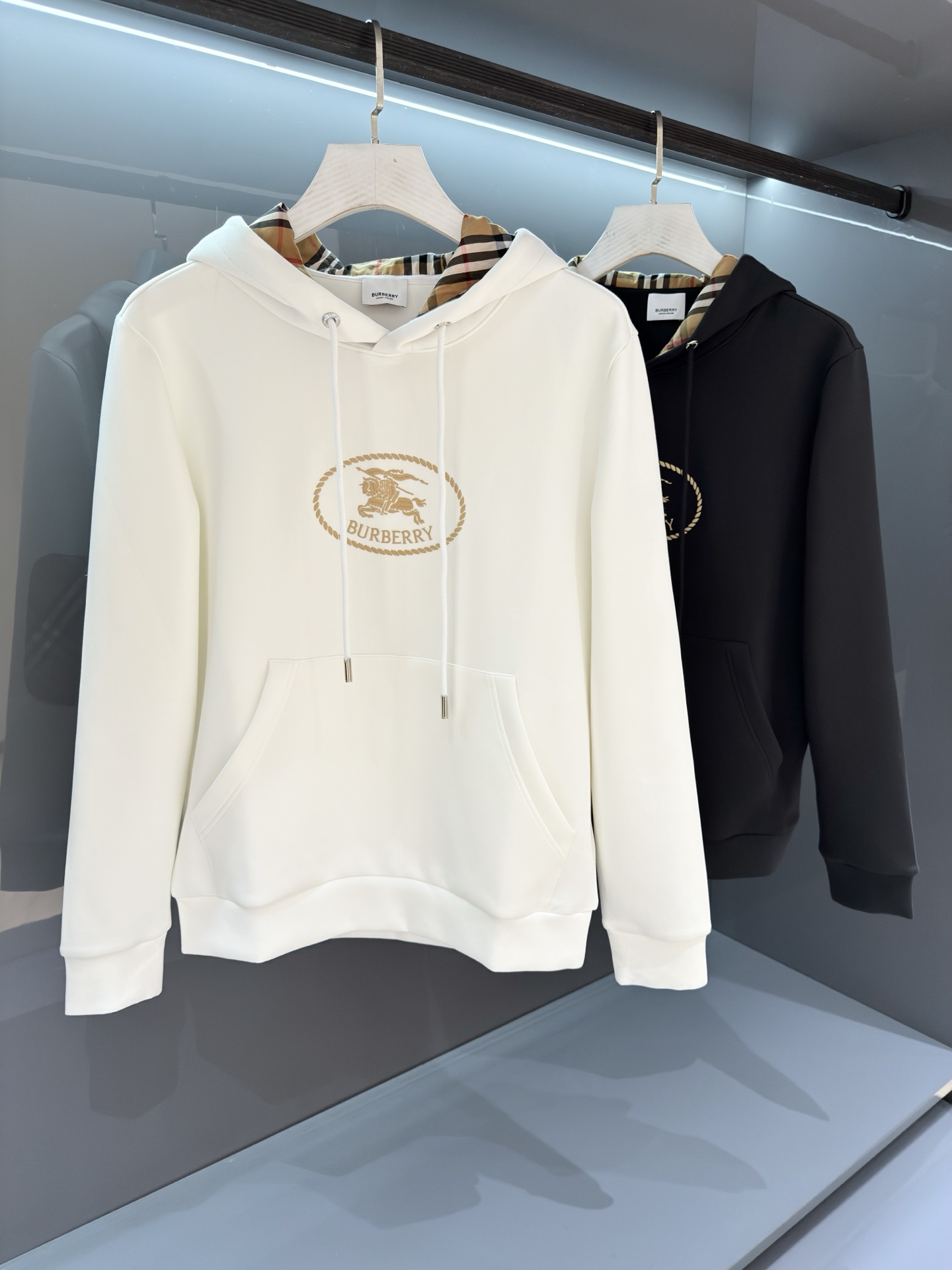 NO:645136,[New Product] 2025SS Autumn and Winter Bur*erry hooded letter embroidered three-dimensional logo embroidered classic pullover sweatshirt. Streamlined fashion sense, feel the unique temperament of British style. Advocating individuality, youth, creativity... Customer-supplied turned velvet cotton fabric, the inner texture is super strong, neat and meticulous. The texture is smooth and delicate, comfortable and breathable. The cutting process is in place and the upper body is absolutely perfect. The new texture of the classic logo letters does not need to be deliberately explained. Color White/Black  Size S/M/L/XL S shoulder width 44, bust 104, length 67, sleeve length 61, burberry, hoodie, sweatshirts, hats, alexander wang19860909【新品】 2025SS秋冬Bur*erry 连帽字母刺绣立体徽标刺绣经典套头卫衣 精简的时尚感,感受英式风格的独特气质.崇尚个性未来,青春,创意... 客供翻面绒棉质面料,内里织面质感超强,工整细致.质感顺滑细腻,舒适透气.裁剪工艺到位上身绝对足够完美. 焕然一新纹理经典标识字母无需刻意去解释 颜色白色/黑色 尺码 S/M/L/XL S肩宽44胸围104衣长67袖长61,,burberry,hoodie,sweatshirts,hats,alexander wang,Men's clothing