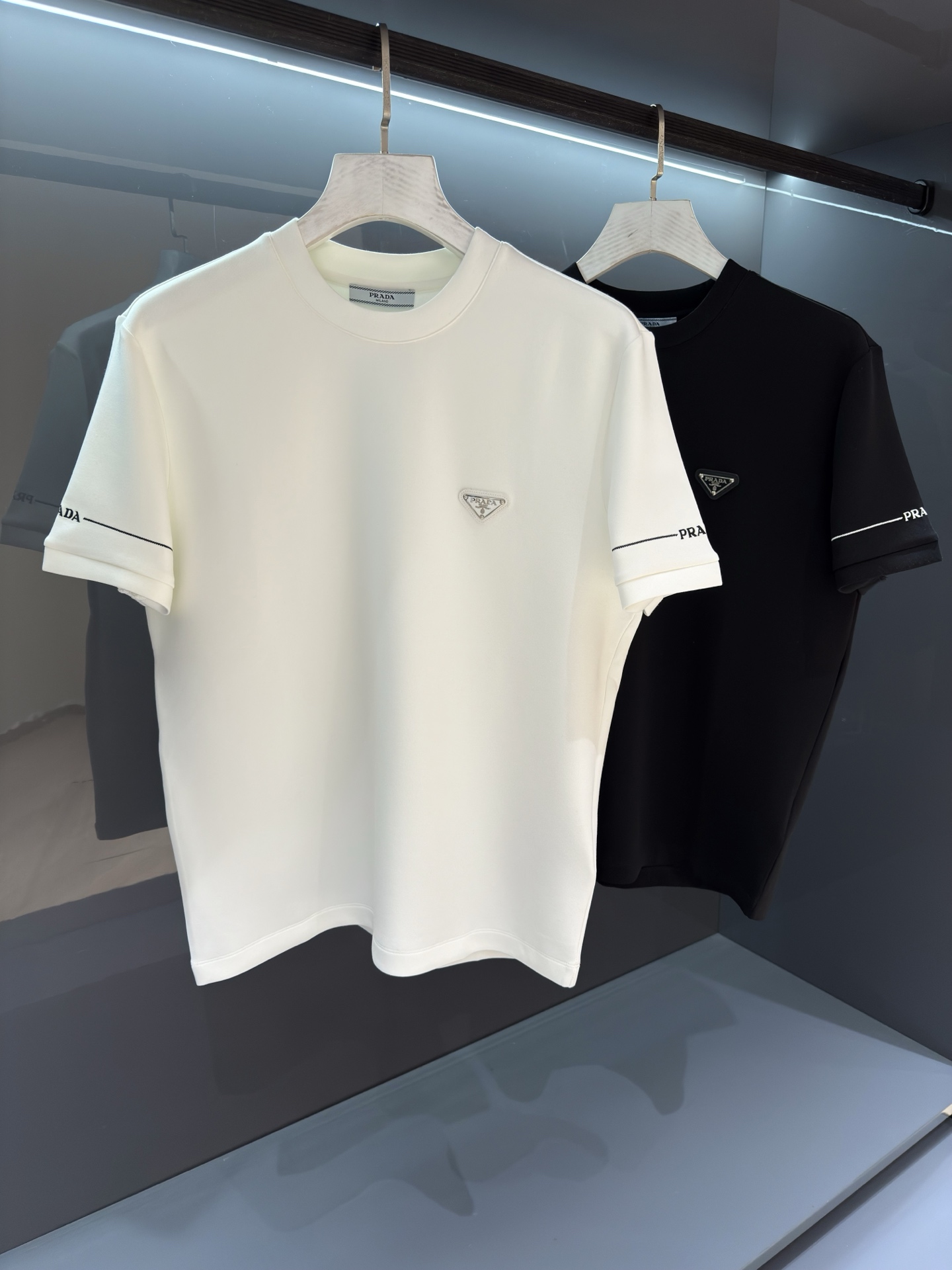 NO:645139,[New product] Autumn and winter bottoming short-sleeved triangle round neck lettering 2025 autumn and winter Pr*da men's round neck lettering logo short-sleeved T-shirt. It has a unique and fashionable style, and is inherently extraordinary. Suitable for wearing alone or as an inner layer! The minimalist and casual classic style comes from PD's new creation, creating the most elegant casual fashion atmosphere.  Imported customer-supplied knitted cotton fabric, with an extraordinary texture experience, it is not unreasonable to claim that it is the most environmentally friendly fabric suitable for summer. It is light and breathable, has excellent comfort, and is soft, delicate and more natural. Customized double-layer rib collar design, flat and snug and not easy to deform. Color: White/Black Size S/M/L/XL/2XL S Shoulder Width 43 Bust 100 Length 68 Sleeve Length 22, T-shirt, tees, t-shirt, alexander  wang19860909【新品】 秋冬打底短袖 三角圆领字母  2025秋冬Pr*da 男士圆领字母logo 短袖T恤 .兼具个性时尚范儿,与生俱来的不平凡.单穿内搭皆适宜! 极简休闲的经典风格来自PD新秀丽作,铸就最为优雅的休闲时尚气息. 进口客供针织棉面料,非同一般的质感体验,号称最适合夏季的环保面料不是没有道理的.轻盈透气,舒适感极佳,柔软细腻更为自然.定织型的双层罗纹领口设计,平整服贴不易变形 颜色:白色/黑色 尺码S/M/L/XL/2XL S肩宽43胸围100衣长68袖长22,,T-shirt,tees，t-shirt,alexander wang,Men's clothing