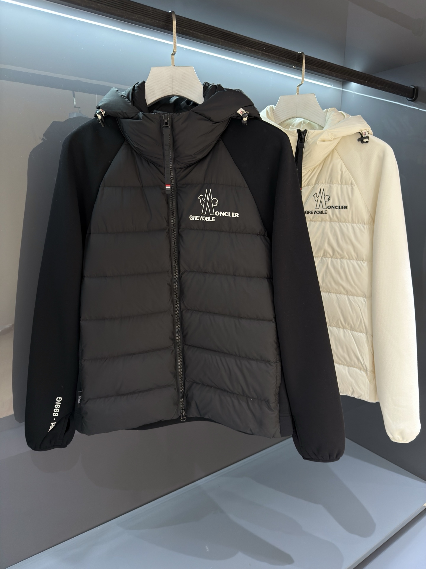 NO:645130,[New Product] Men's hooded zipper down jacket, product from trading company channels, high-end product, top-notch Romanian product, 25 A/W autumn and winter catwalk model, super popular item!  The overall styling design still inherits the MON family genes, combining high-end luxury fashion with functional outdoor style. The sleeve arms retain the iconic brand circular badge body, focusing the brand's cultural essence and identity on it. It is fashionable and eye-catching. It is decorated with ribbons decorated with LOGO, enriching the overall vision!  The craftsmanship details are exquisite and elegant, all the accessories are supplied by customers, the metal zippers are specially customized, the placket is processed with seamless taping process, and the hidden large pocket design is quite pleasing!  The color is versatile and it is a very practical down jacket. It has a full upper body and a wide age range. It can be trendy or restrained and stable. It is very fashionable. It is highly recommended as a must-have tool to keep out the cold!  Color black/beige Size M-3XL M size Shoulder width 46 Bust 110 Length 68 Sleeve length 61,,jackets & coats,jackets & coats,down jacket,hats,alexander wang19860909【新品】 男士连帽拉链羽绒服夹克外套、贸易公司渠道货,高端品鉴臻品,顶级罗马尼亚产,25年A/W秋冬走秀款,超火爆人气单品！ 整体的造型设计依然传承了MON家族基因,高奢时装与功能性户外风格相结合,袖臂保留了标志性品牌圆形徽章体,将品牌的文化精髓与身份浓缩聚焦于上面,时髦且吸睛,搭载饰有LOGO的织带点缀,丰富了整体视觉！ 工艺细节精致考究,辅料全系客供,专属定制金属拉链,门襟采用无缝压胶工艺处理,隐藏式大口袋设计颇为讨喜！ 配色万能百搭,属于实穿性极强的一款羽绒服,上身型格十足,年龄跨度大,可潮搭亦可内敛稳重,塑造性非常高,强荐必入的御寒穿搭利器！ 颜色黑色/米色 尺码M-3XL M码肩宽46胸围110衣长68袖长61,,jackets & coats,jackets & coats,down jacket,hats,alexander wang,Men's clothing