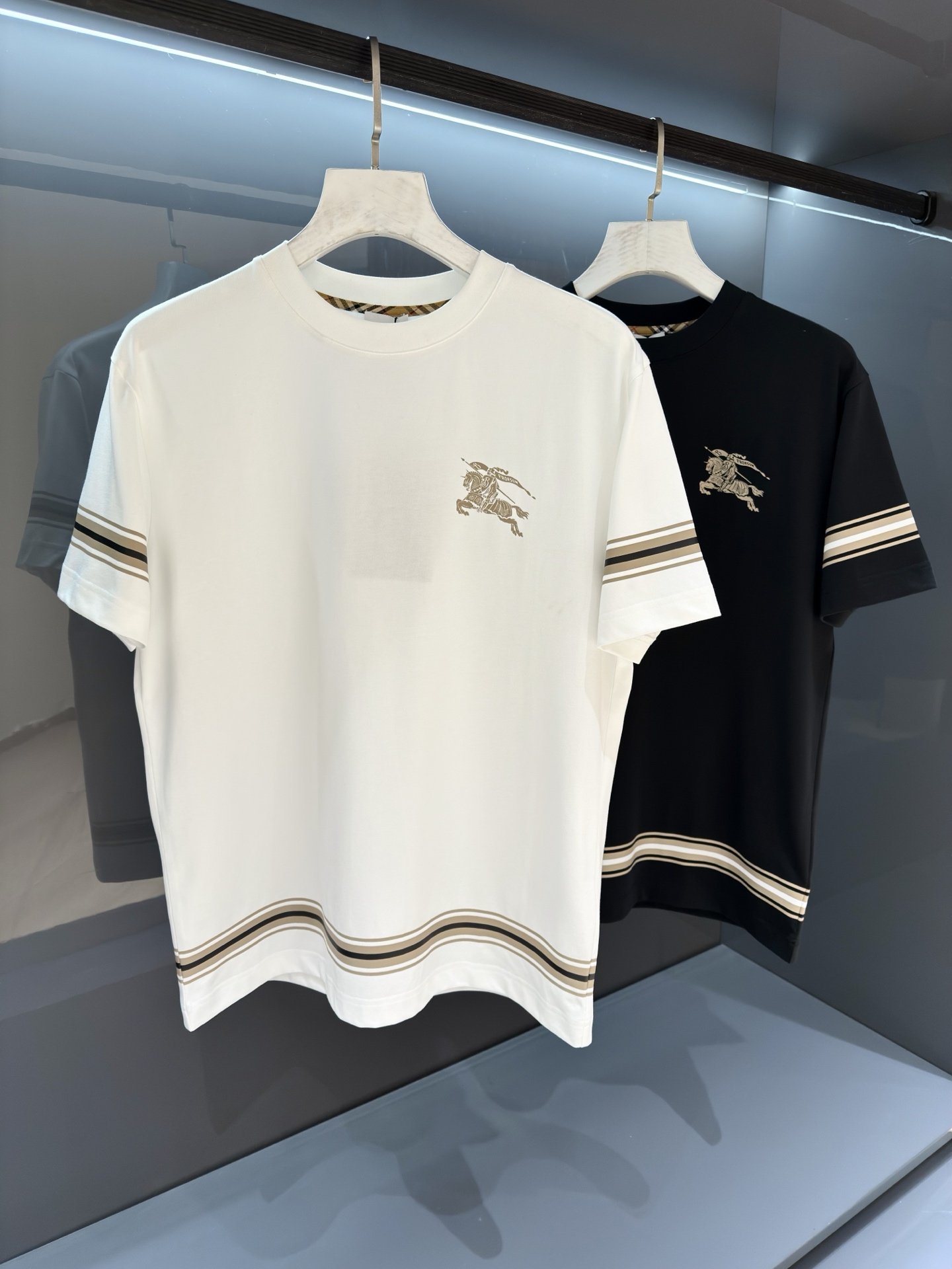 NO:756968,[New Product] 2026SSBur*erry men's round neck fashionable sports short-sleeved T-shirt. The unique sense of simple fashion is never left alone, and British fashion can still not be hidden. Customer-supplied knitted cotton fabric, made with micro-knitting technology. The texture and feel are completely boutique-level. Comfortable, breathable, refreshing and versatile. The unique high-tech color matching style has opened the concept of BUR.  Interpreting the classic heritage of the brand. The refreshed bur classic logo badge on the chest will have innovative derivatives. The exquisite embroidery craftsmanship reflects the obvious convex effect. The tough and solid texture distinguishes the traditional offset printing pattern. Color white/black Size S/M/L/XL/2XL S Shoulder width 43 Bust 100 Length 68 Sleeve length 22, burberry, T-shirt, tees, t-shirt,19860909【新品】 2026SSBur*erry 男士圆领时尚标运动短袖T恤 独有的简约时尚感从不落单,英伦时尚依旧掩藏不住.客供针织棉面料,经微型针织的工艺技术制作.质地手感完完全全的精品级别.舒适透气清爽百搭.别具一格的高工艺拼色风格开启了BUR的概念传播. 诠释品牌的经典传承.胸前焕然一新的bur经典标识徽章将有创新性的衍生 精湛的刺绣工艺感体现明显的凸感效果.硬朗结实的质感区别传统胶印图案. 颜色白色/黑色 尺码S/M/L/XL/2XL S肩宽43胸围100衣长68袖长22,,burberry,T-shirt,tees，t-shirt,,Men's clothing