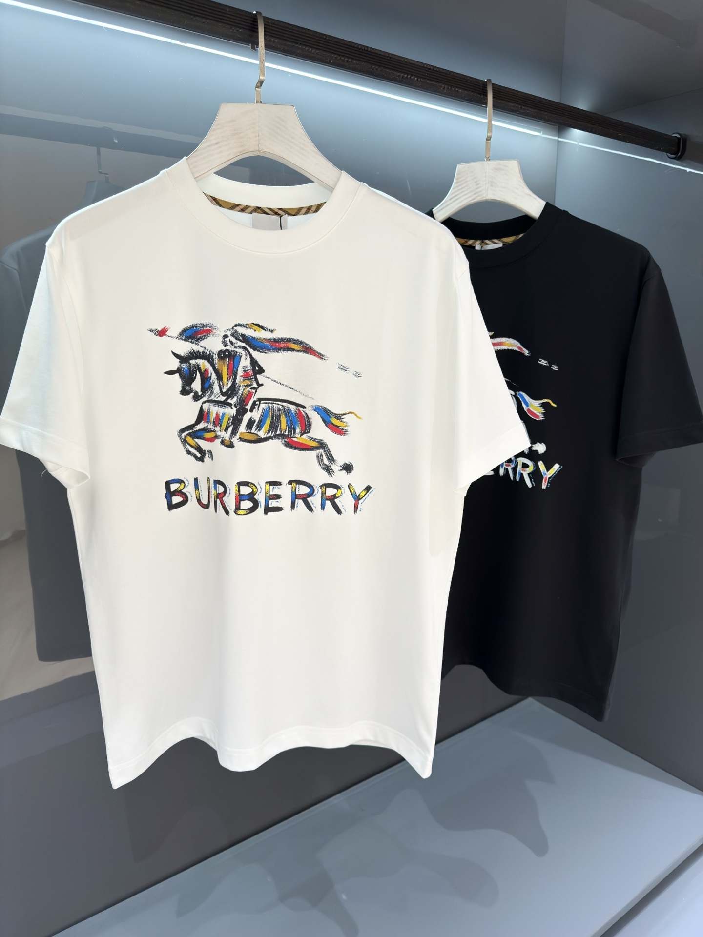 NO:756981,[New product] War Horse classic short-sleeved T-shirt. It comes from old trading channels. The level of craftsmanship can tell everything is different. 2026SSBur*erry men's round neck fashionable sports short-sleeved T-shirt  The unique sense of simple fashion is never left alone, and British fashion still cannot be hidden. Knitted cotton fabrics are supplied to customers and are made with micro-knitting technology. The texture and feel are completely boutique-level. Comfortable, breathable, refreshing and versatile. The unique high-tech color matching style opens the concept of BUR. Interpretation of the brand's classic heritage. The refreshed bur classic logo badge on the chest will have innovative derivatives  The exquisite embroidery craftsmanship reflects the obvious convex effect. The tough and solid texture is different from the traditional offset printing pattern. Color white/black Size S/M/L/XL/2XL S Shoulder width 43 Bust 100 Length 67 Sleeve length 21, burberry, T-shirt, tees, t-shirt,19860909【新品】 战马经典短袖T恤 来自老牌贸易渠道货品,工艺程度就能说明一切的与众不同. 2026SSBur*erry 男士圆领时尚标运动短袖T恤 独有的简约时尚感从不落单,英伦时尚依旧掩藏不住.客供针织棉面料,经微型针织的工艺技术制作.质地手感完完全全的精品级别.舒适透气清爽百搭.别具一格的高工艺拼色风格开启了BUR的概念传播. 诠释品牌的经典传承.胸前焕然一新的bur经典标识徽章将有创新性的衍生 精湛的刺绣工艺感体现明显的凸感效果.硬朗结实的质感区别传统胶印图案. 颜色白色/黑色 尺码S/M/L/XL/2XL S肩宽43胸围100衣长67袖长21,,burberry,T-shirt,tees，t-shirt,,Men's clothing