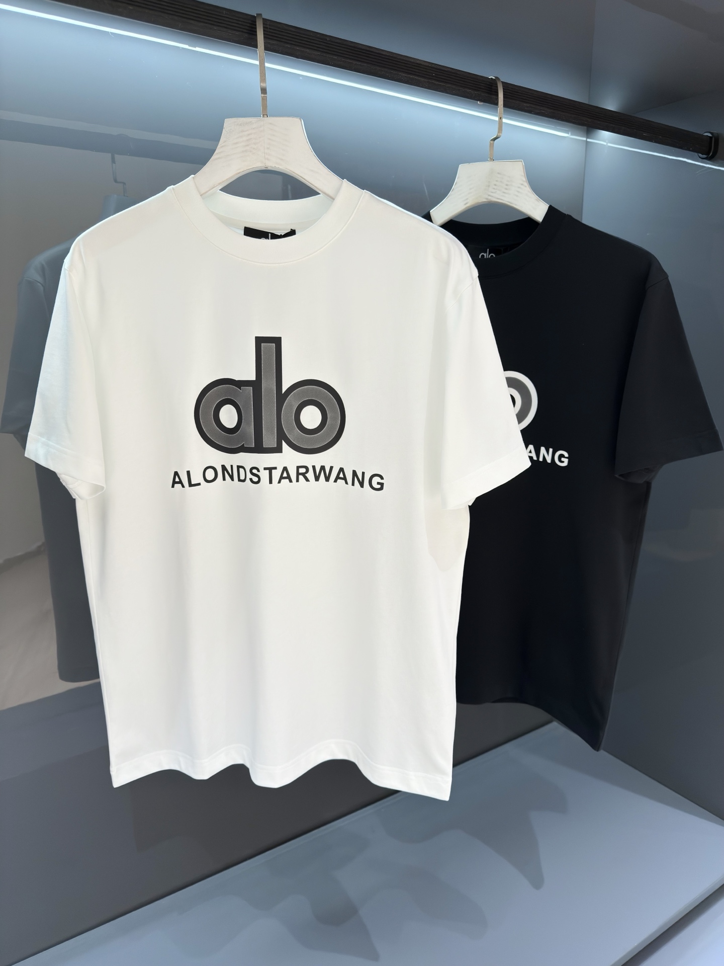 NO:756964,[New Product] Alo Classic Printed Round Neck Short Sleeve T-shirt Product from HK Trading Company 2026SS Spring and Summer Men's Round Neck Printed Short Sleeve T-shirt Fashionable new high-end, channel products are scarce, gradually outline the logo outline on the chest. Close-woven cotton knitting cuts a classic version, with a ribbed neckline, flip-effect stitching and a label on the back.  The breathability and comfort are excellent, and the softness and delicacy are even better. The rich and thick texture of the embroidered logo is incomparable! One-piece standard cutting design with ease Color White/Black Size S/M/L/XL/2XL S Shoulder Width 43 Bust 100 Clothing Length 68 Sleeve Length 22, Louis Vuitton, T-shirt,19860909【新品】 Alo 经典印花圆领短袖T 来自HK贸易公司的产品 2026SS春夏驴 男士圆领印花短袖T 恤 时尚的新高端,渠道货品数量稀少 逐渐在胸前勾勒 标识轮廓.密纺棉质针织裁出经典版型,搭配罗纹领口、翻转效果缝线和背后标签. 透气舒适感极佳,柔软细腻更为卓越.刺绣logo饱满厚实的质感手感无以比拟!一体成型游刃有余的标准裁剪设计 颜色白色/黑色 尺码S/M/L/XL/2XL S肩宽43胸围100衣长68袖长22,,louis vuitton,T-shirt,,Men's clothing