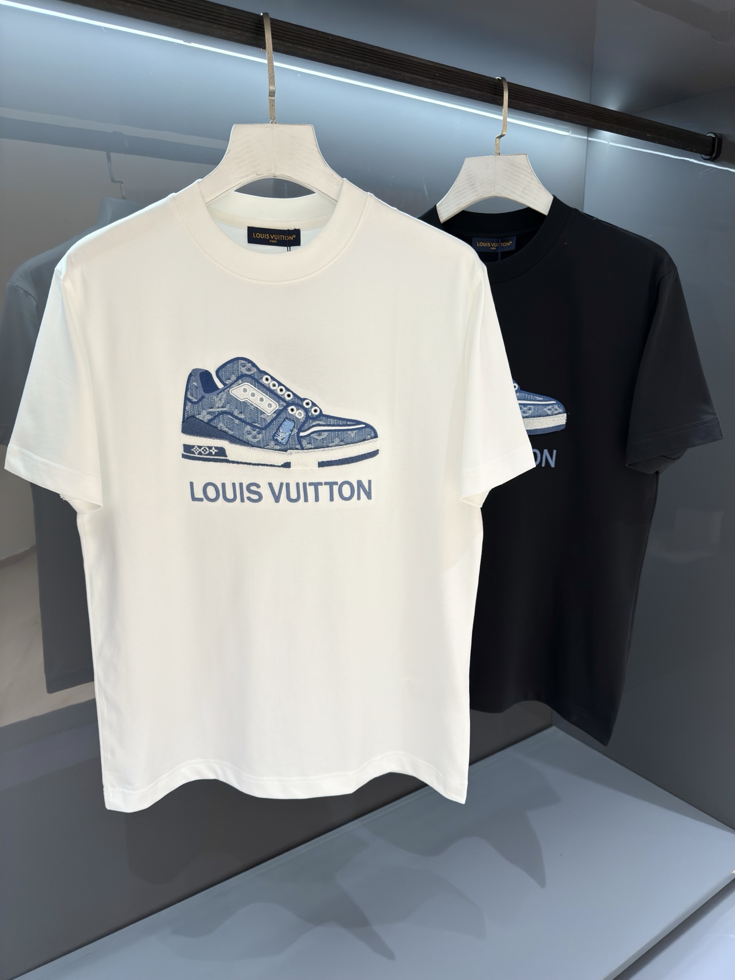 NO:756983,[New Product] 2026SS Spring and Summer Men's Round Neck Embroidered 3D Short Sleeve T-shirt The new high-end fashion, the number of channel goods is scarce!  Gradually outline the outline of the logo on the chest. The densely woven cotton knit has a classic silhouette, with a ribbed neckline, flip-effect stitching and a label on the back. It has excellent breathability and comfort, and is even more soft and delicate. The embroidered logo has a full and thick texture that is incomparable! One-piece standard tailoring design that is easy to use. Color White/Black Size S/M/L/XL/2XL  S Shoulder width 43 Bust 100 Length 67 Sleeve length 22, Louis Vuitton, T-shirt,19860909【新品】 2026SS春夏驴 男士圆领刺绣3D短袖T 恤 时尚的新高端,渠道货品数量稀少 ！ 逐渐在胸前勾勒 标识轮廓.密纺棉质针织裁出经典版型,搭配罗纹领口、翻转效果缝线和背后标签. 透气舒适感极佳,柔软细腻更为卓越.刺绣logo饱满厚实的质感手感无以比拟!一体成型游刃有余的标准裁剪设计 颜色白色/黑色 尺码S/M/L/XL/2XL S肩宽43胸围100衣长67袖长22,,louis vuitton,T-shirt,,Men's clothing