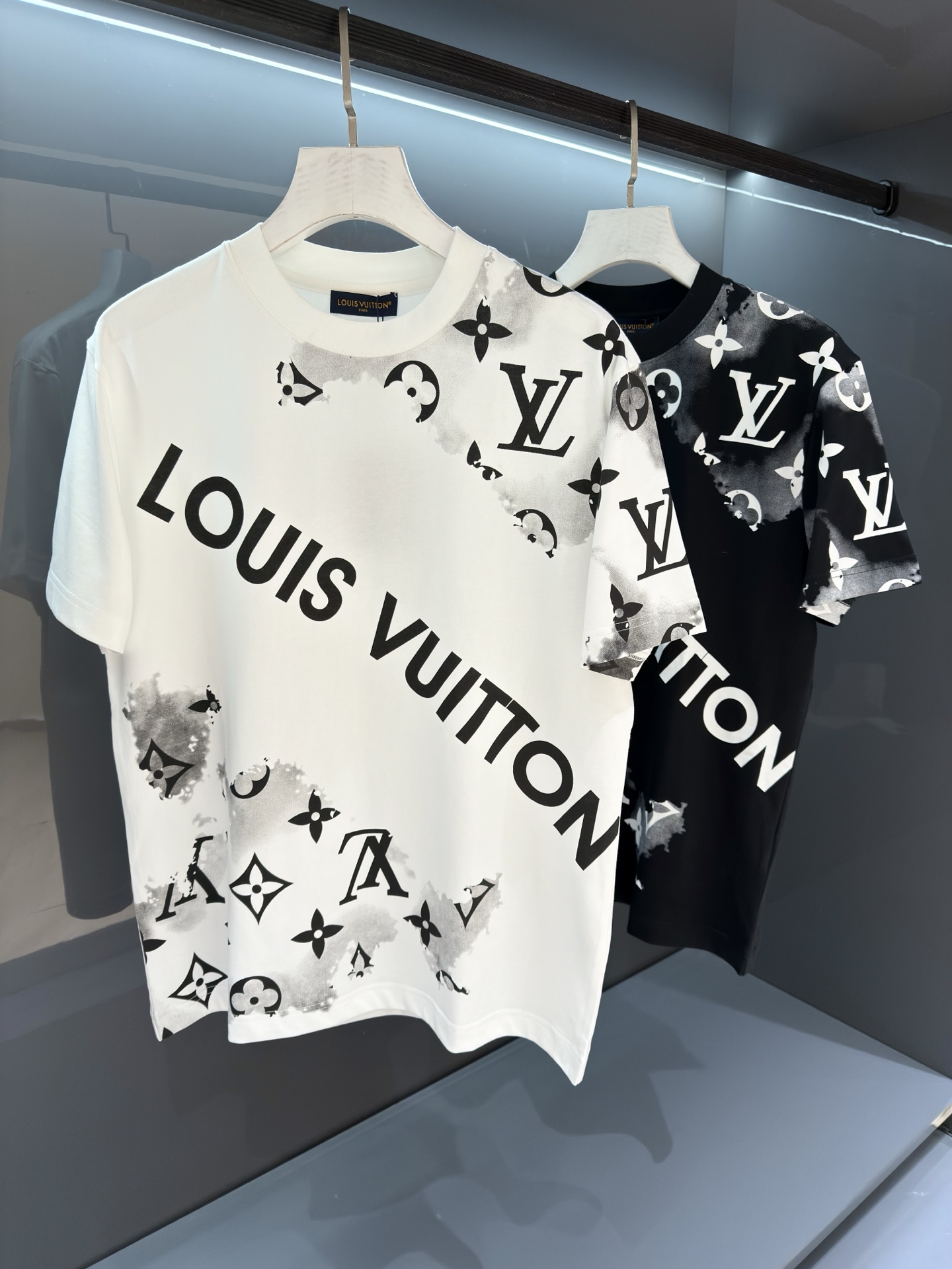 NO:756955,[New Product] The dazzling fashionable summer new luxury debut! Products from HK Trading Company 2026SS Spring and Summer Men's Round Neck Printed Short-Sleeved T-shirt Fashionable new high-end, channel goods are scarce. Scattered L and 'V' letters are embroidered with bright yarns, gradually outlining the logo on the chest. Close-woven cotton knitting cuts a classic version, with a ribbed neckline, flip-effect stitching and a label on the back.  The breathability and comfort are excellent, and the softness and delicacy are even better. The rich and thick texture of the embroidered logo is incomparable! One-piece standard cutting design with ease Color White/Black Size S/M/L/XL/2XL S Shoulder Width 43 Bust 100 Clothing Length 68 Sleeve Length 22, Louis Vuitton, T-shirt,19860909【新品】 璀璨的时尚夏季新款奢华登场!来自HK贸易公司的产品 2026SS春夏驴 男士圆领印花短袖T 恤 时尚的新高端,渠道货品数量稀少 以鲜明纱线刺绣零星散落的 L 字和 “V ”字,逐渐在胸前勾勒 标识轮廓.密纺棉质针织裁出经典版型,搭配罗纹领口、翻转效果缝线和背后标签. 透气舒适感极佳,柔软细腻更为卓越.刺绣logo饱满厚实的质感手感无以比拟!一体成型游刃有余的标准裁剪设计 颜色白色/黑色 尺码S/M/L/XL/2XL S肩宽43胸围100衣长68袖长22,,louis vuitton,T-shirt,,Men's clothing