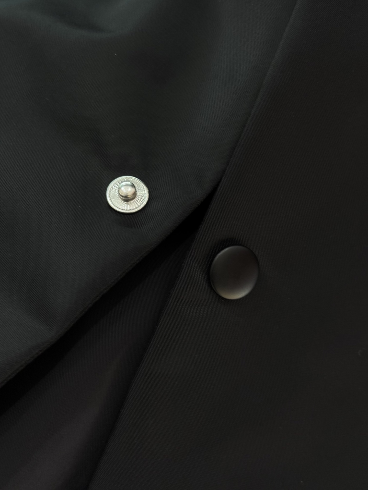 柜台同步发售‼️ Pra26SS春夏新款衬衫式翻领夹克外套 经典三角标徽章高密度尼龙材质衬衫式夹克外套 