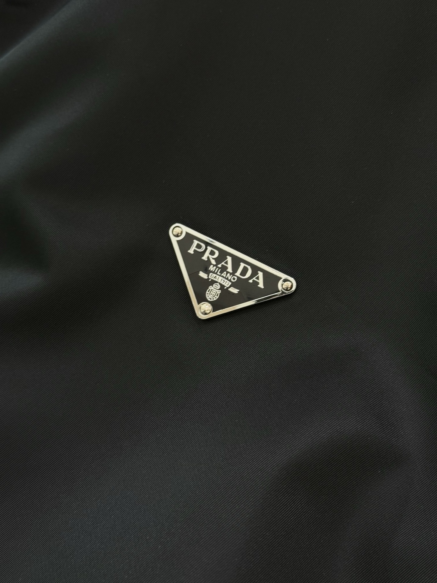 柜台同步发售‼️ Pra26SS春夏新款衬衫式翻领夹克外套 经典三角标徽章高密度尼龙材质衬衫式夹克外套 