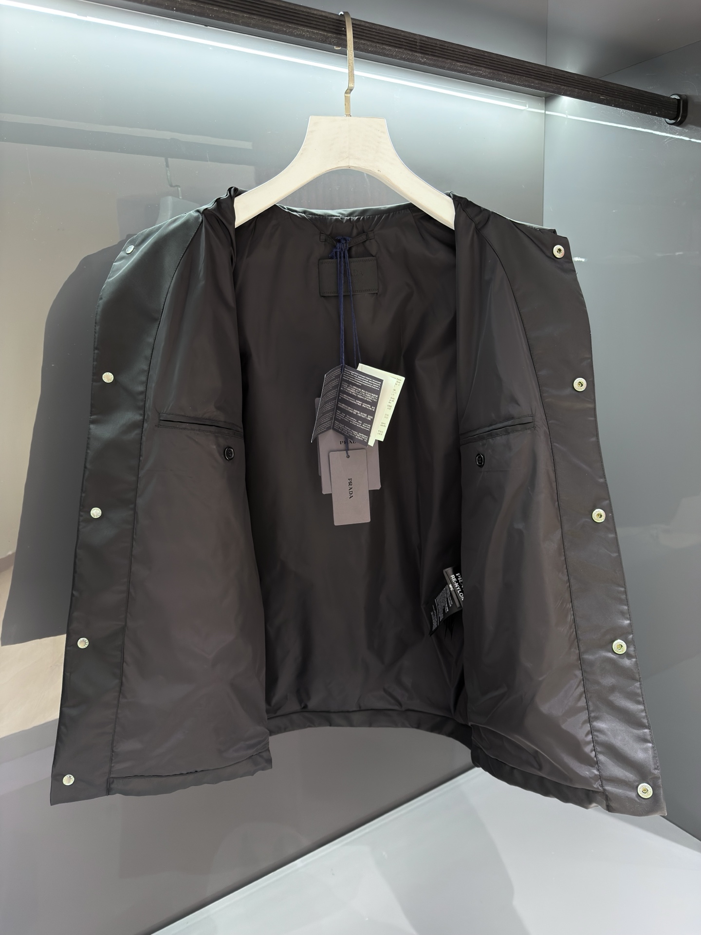 柜台同步发售‼️ Pra26SS春夏新款衬衫式翻领夹克外套 经典三角标徽章高密度尼龙材质衬衫式夹克外套 