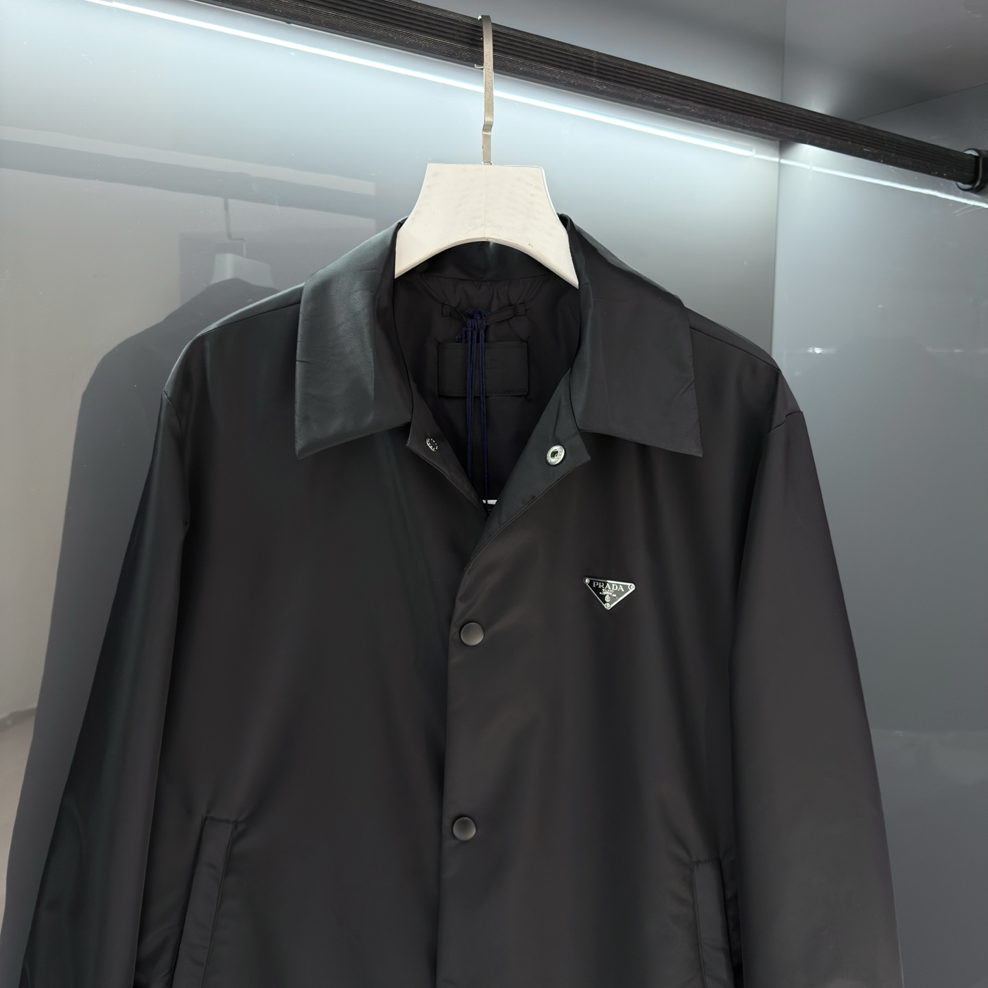 柜台同步发售‼️ Pra26SS春夏新款衬衫式翻领夹克外套 经典三角标徽章高密度尼龙材质衬衫式夹克外套 