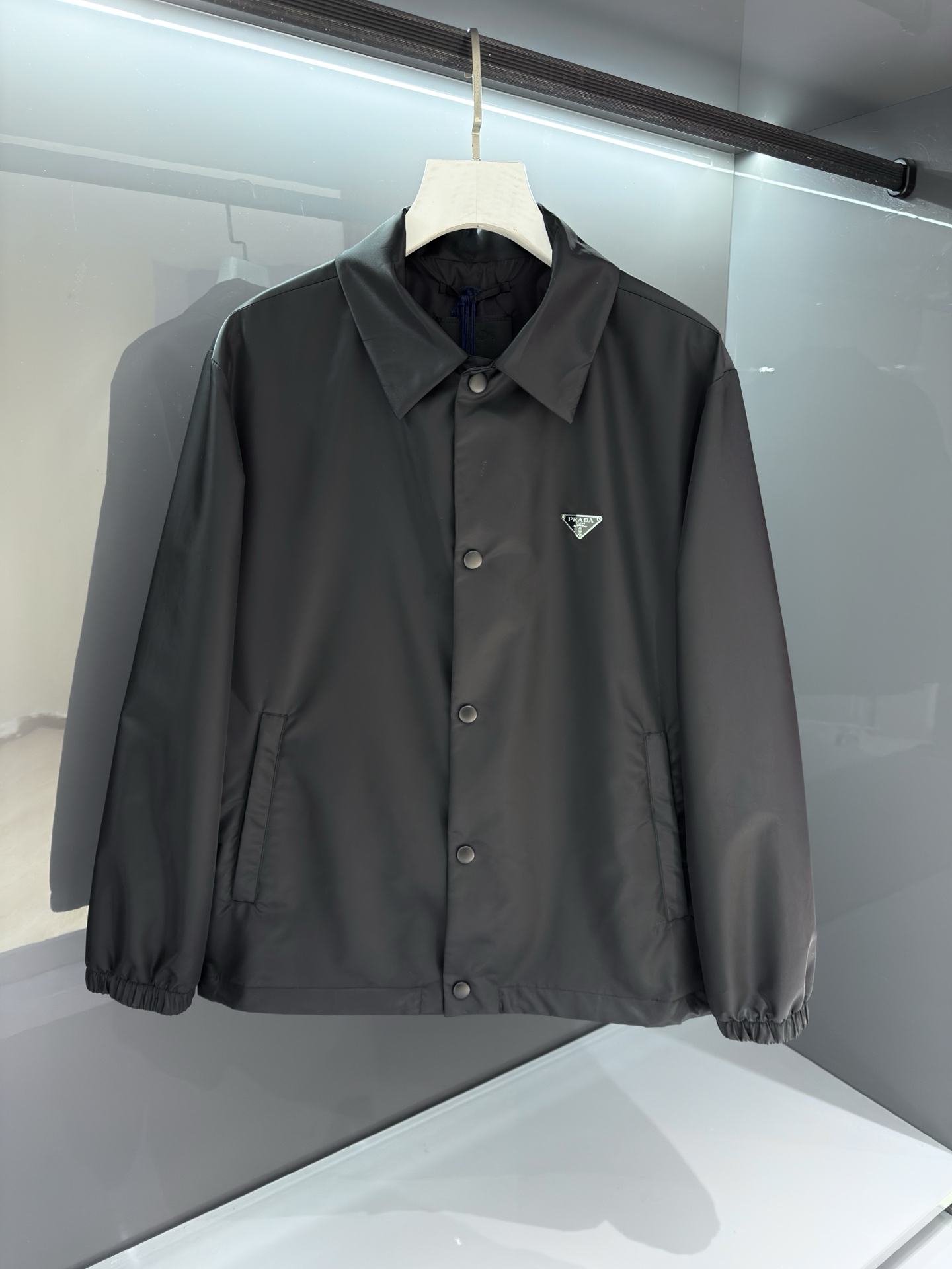 柜台同步发售‼️ Pra26SS春夏新款衬衫式翻领夹克外套 经典三角标徽章高密度尼龙材质衬衫式夹克外套 
