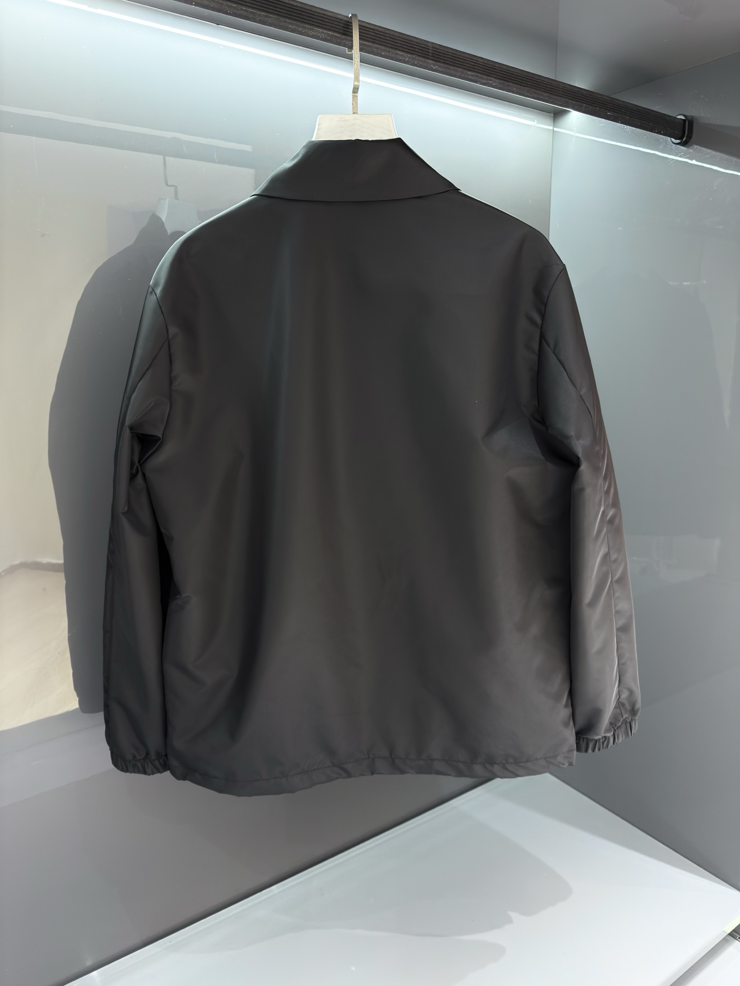 柜台同步发售‼️ Pra26SS春夏新款衬衫式翻领夹克外套 经典三角标徽章高密度尼龙材质衬衫式夹克外套 