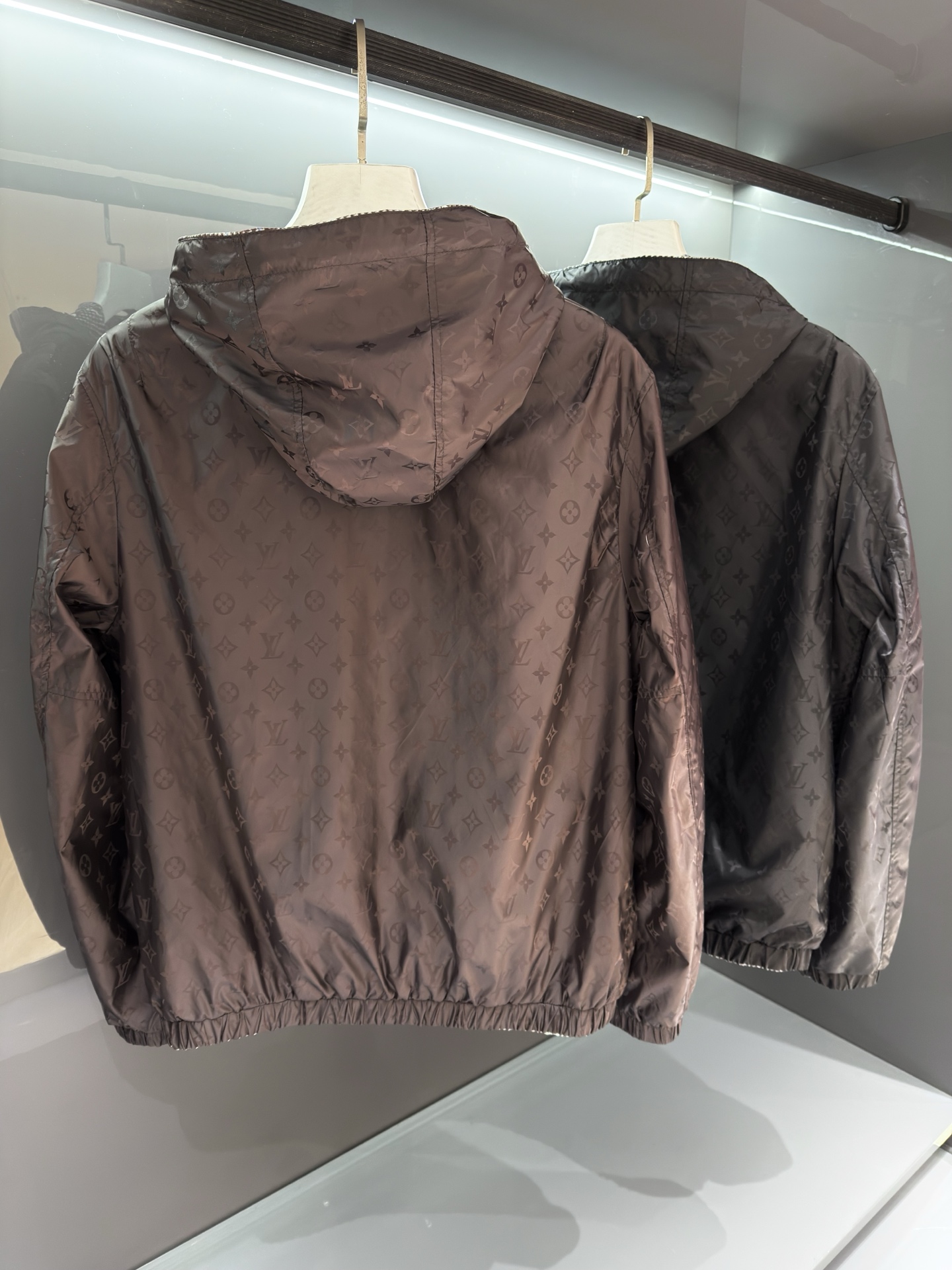 双面夹克外套‼️ 2026SS 春夏新品 系列，以摩登笔触演绎路易威登男装新作，引人遐想英国乡间风光。该