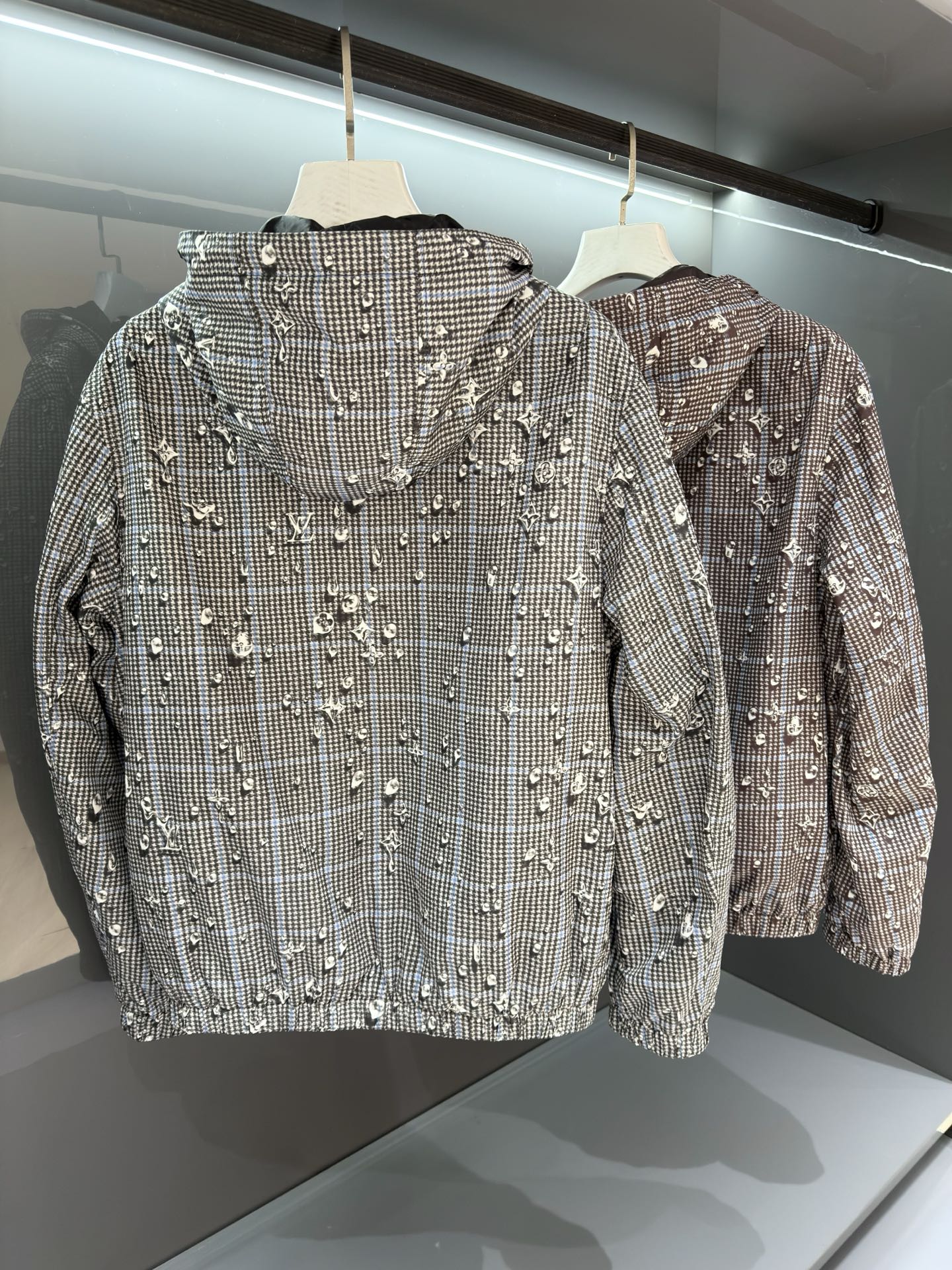 双面夹克外套‼️ 2026SS 春夏新品 系列，以摩登笔触演绎路易威登男装新作，引人遐想英国乡间风光。该