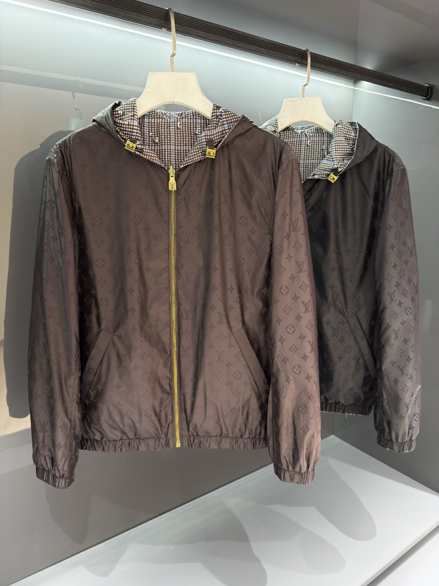 双面夹克外套‼️ 2026SS 春夏新品 系列，以摩登笔触演绎路易威登男装新作，引人遐想英国乡间风光。该