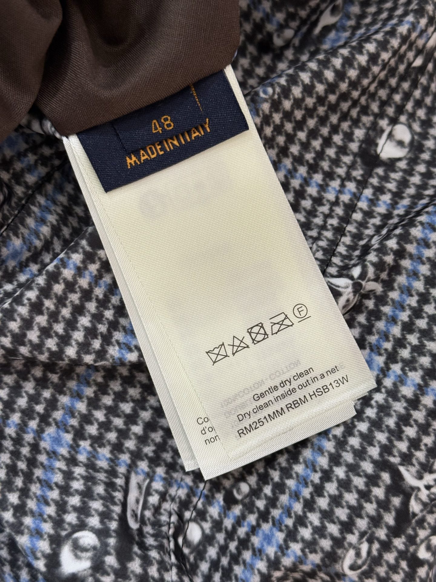 双面夹克外套‼️ 2026SS 春夏新品 系列，以摩登笔触演绎路易威登男装新作，引人遐想英国乡间风光。该