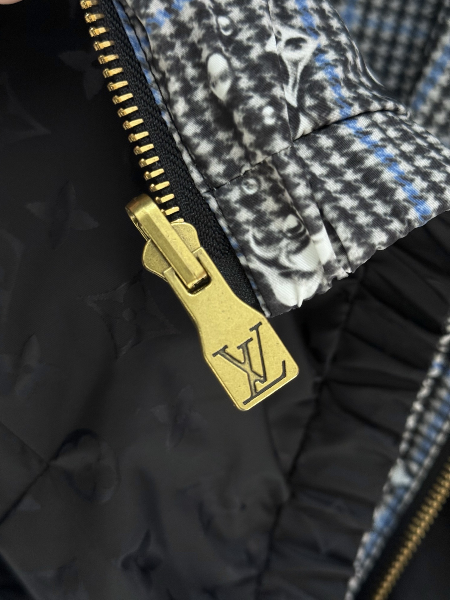 双面夹克外套‼️ 2026SS 春夏新品 系列，以摩登笔触演绎路易威登男装新作，引人遐想英国乡间风光。该