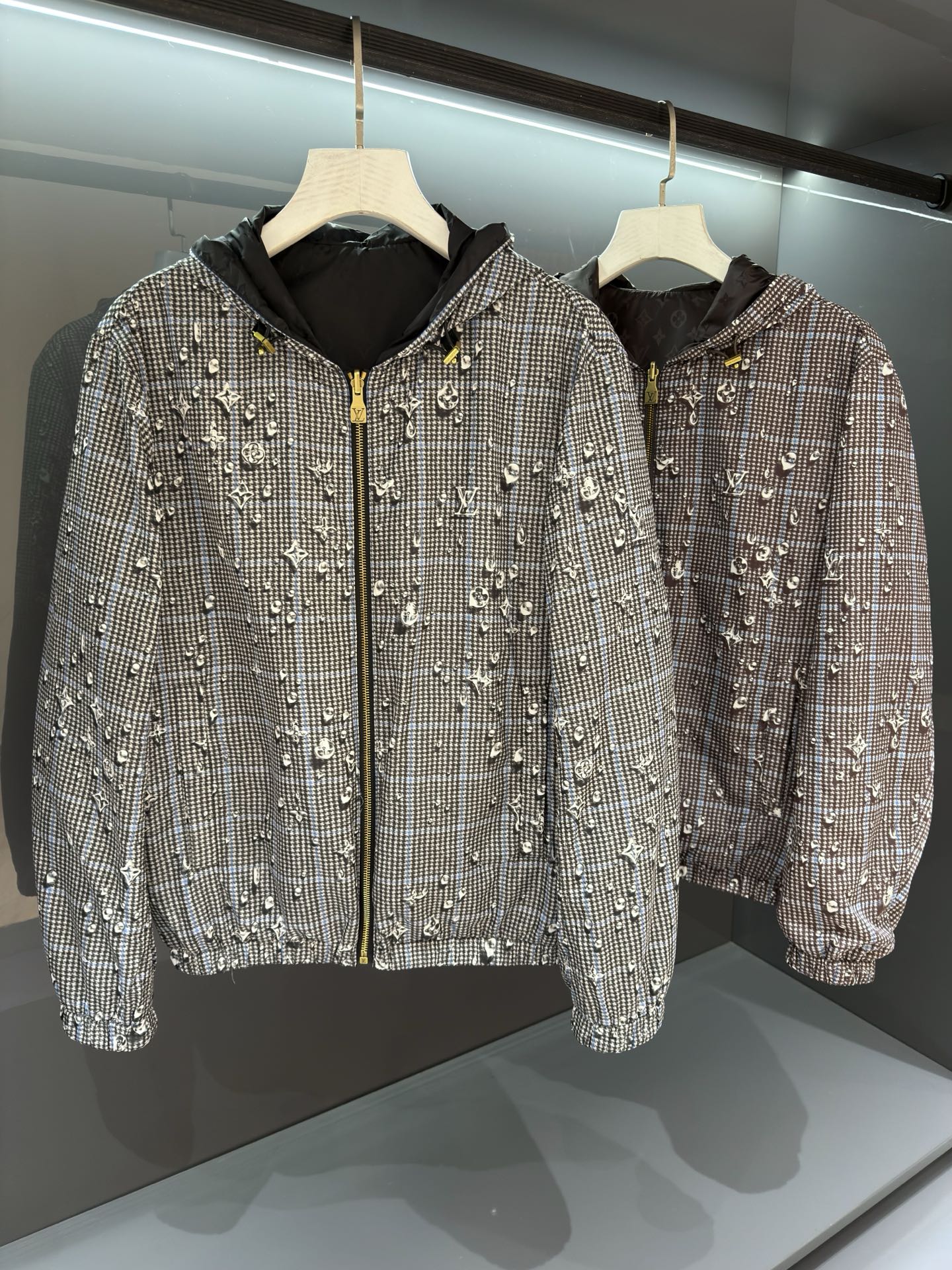 双面夹克外套‼️ 2026SS 春夏新品 系列，以摩登笔触演绎路易威登男装新作，引人遐想英国乡间风光。该