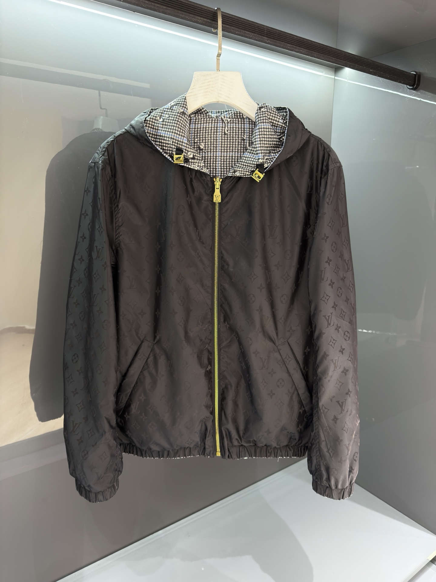 双面夹克外套‼️ 2026SS 春夏新品 系列，以摩登笔触演绎路易威登男装新作，引人遐想英国乡间风光。该