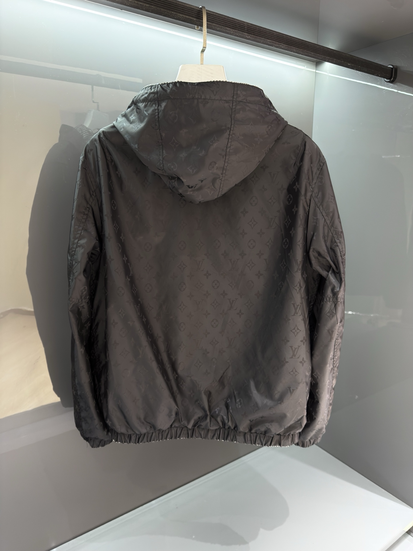 双面夹克外套‼️ 2026SS 春夏新品 系列，以摩登笔触演绎路易威登男装新作，引人遐想英国乡间风光。该