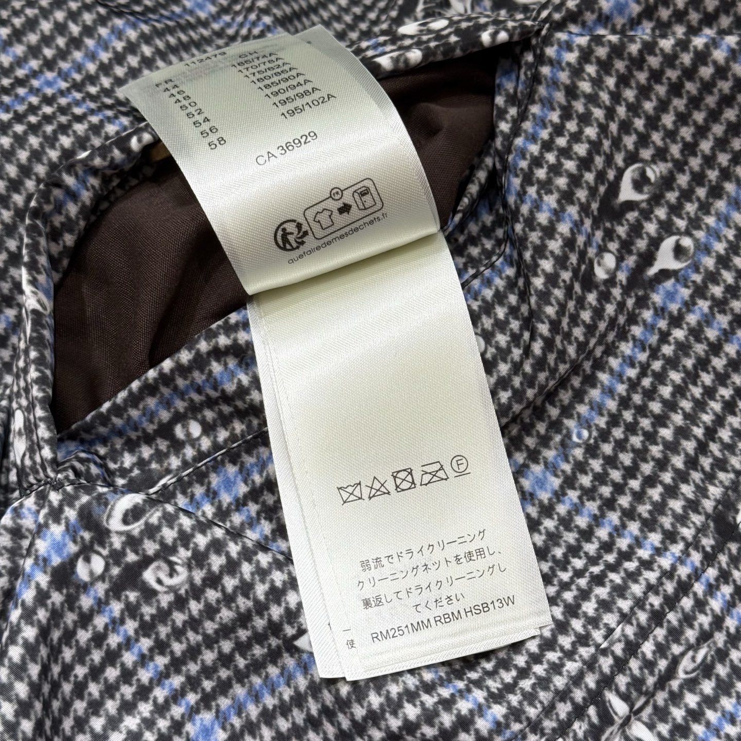 黑色：细节特写