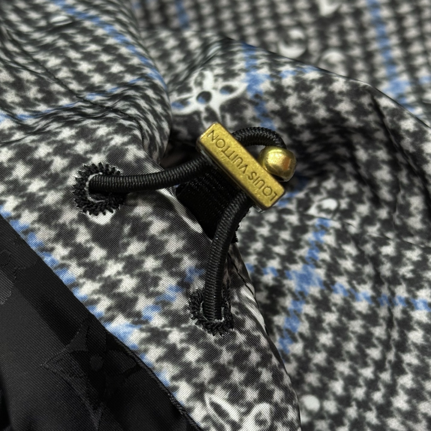 黑色：细节特写