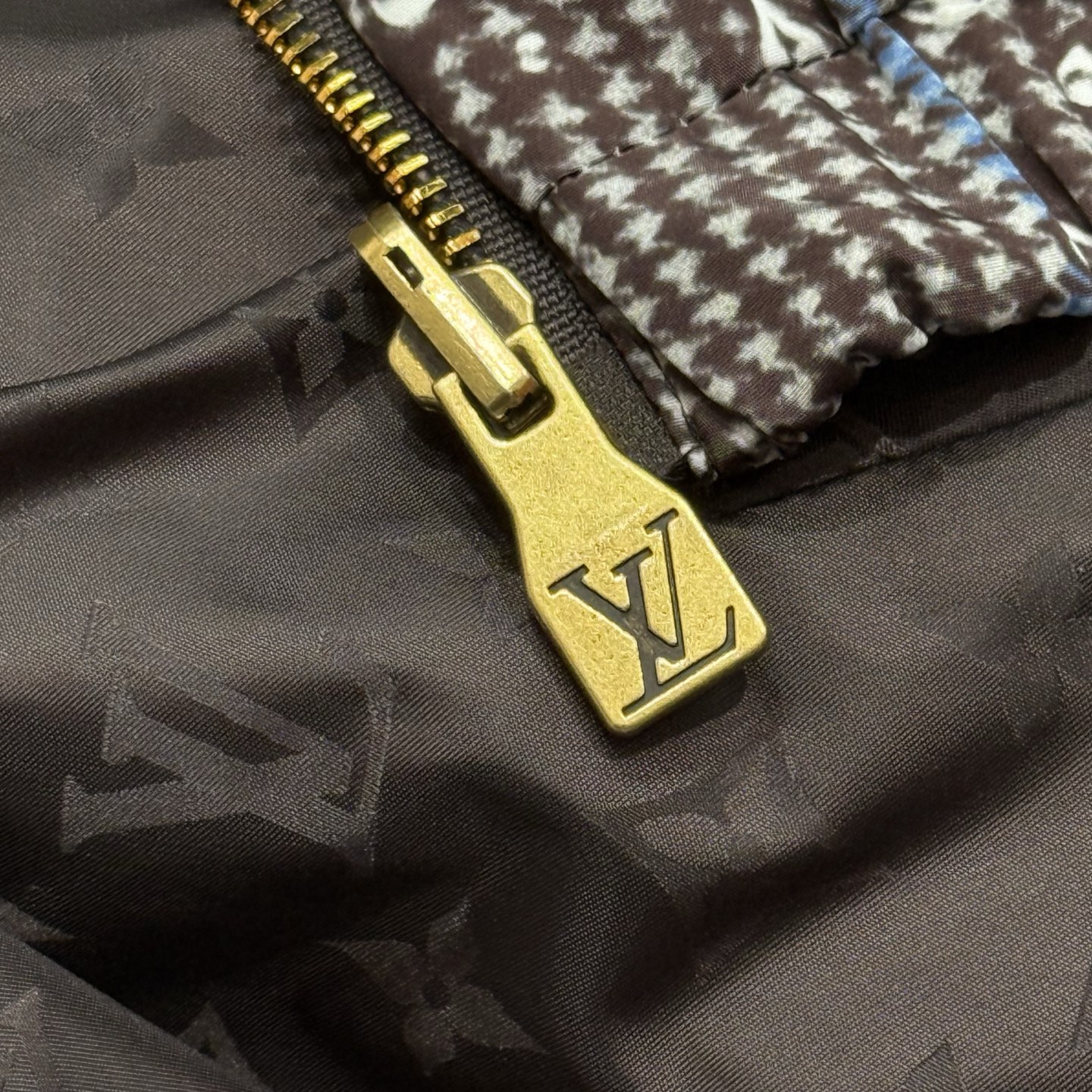 咖色：细节特写